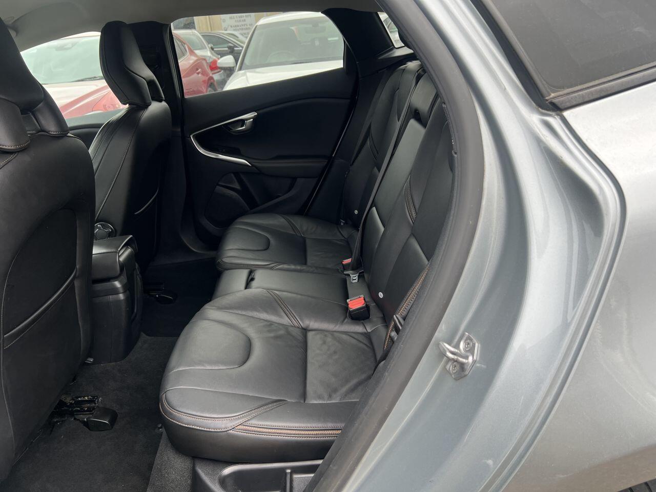 Volvo V40 Cross Country view 24