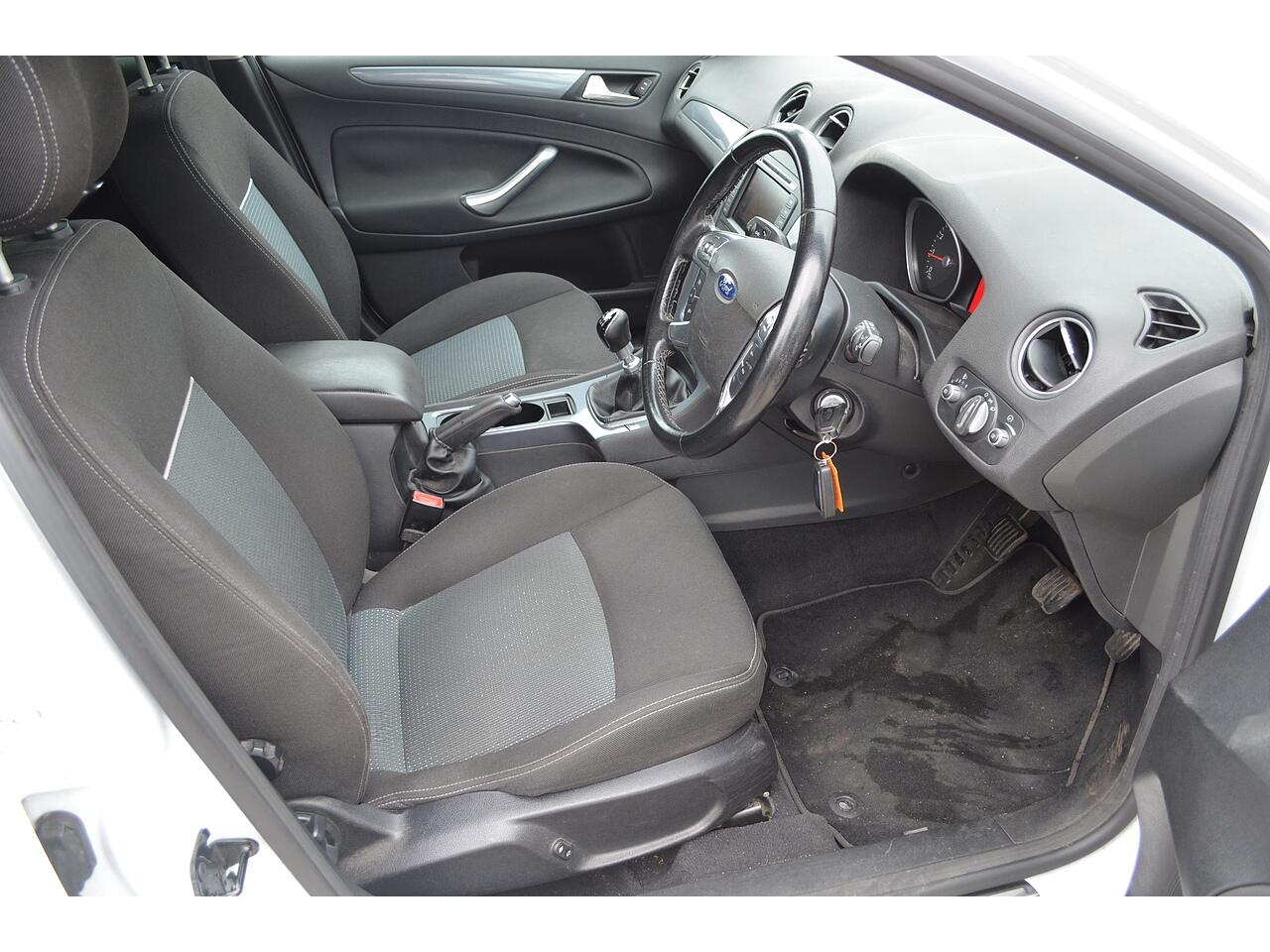 Ford Mondeo view 10