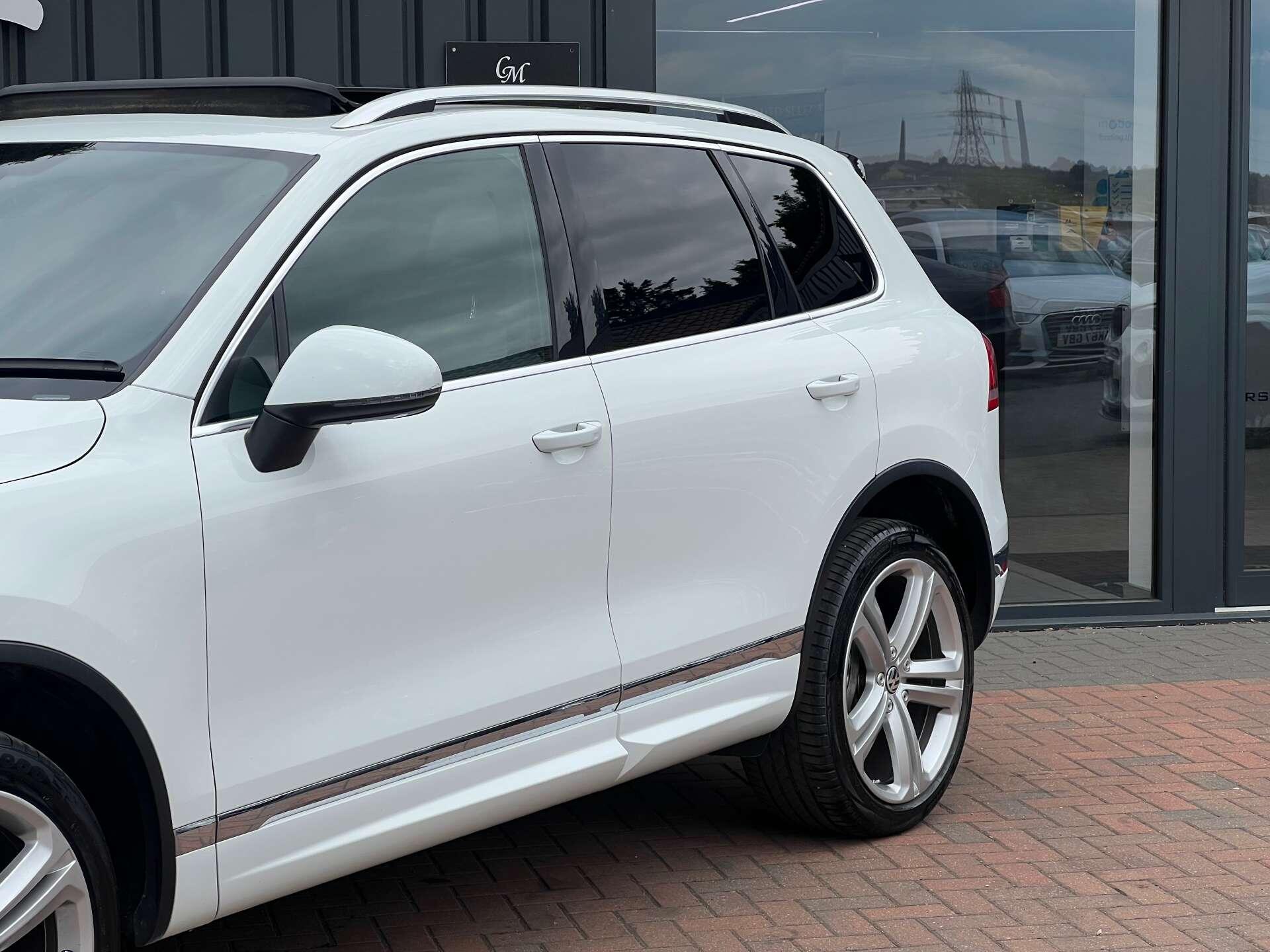 Volkswagen Touareg view 3