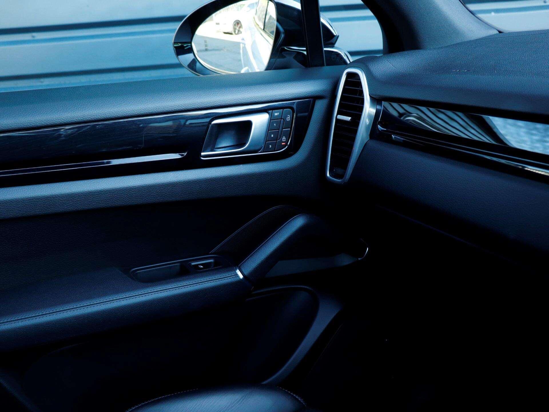Porsche Cayenne view 21