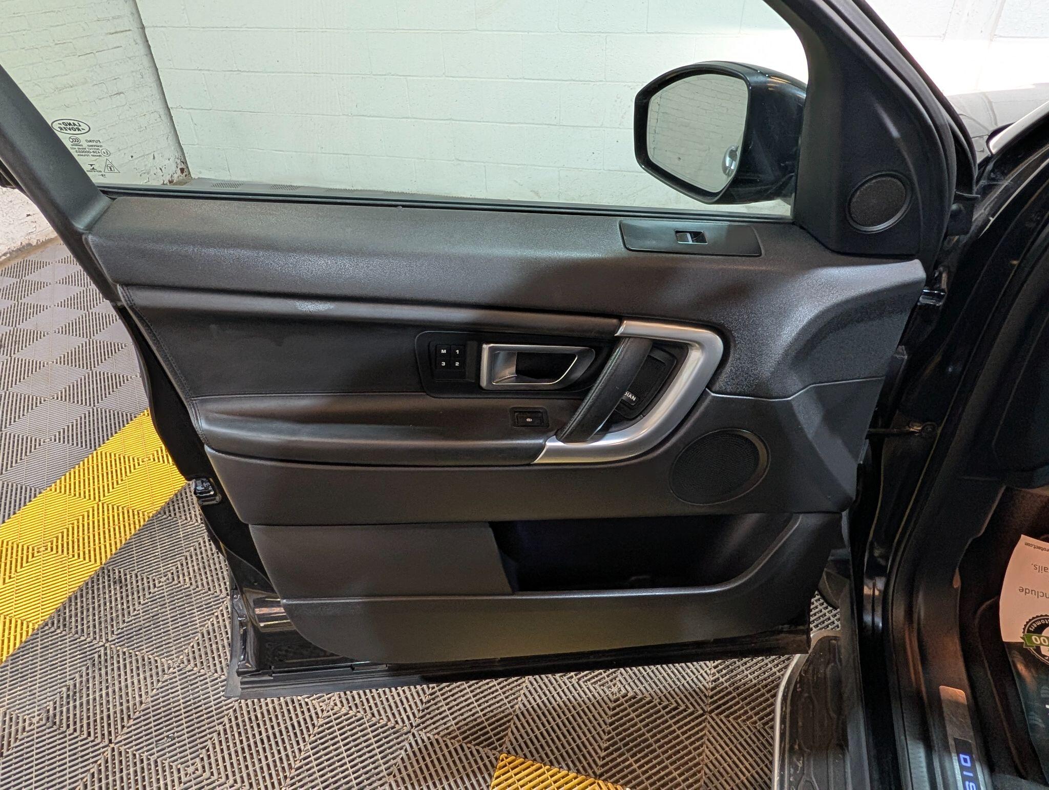 Land Rover Discovery Sport view 48