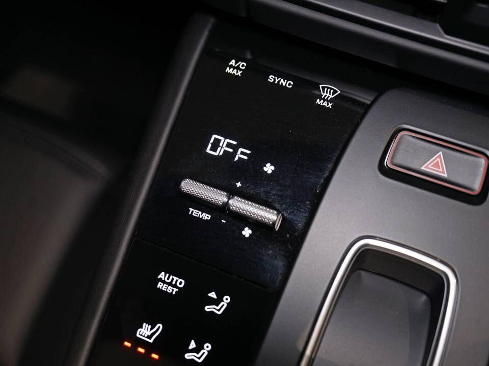 Porsche Macan view 38