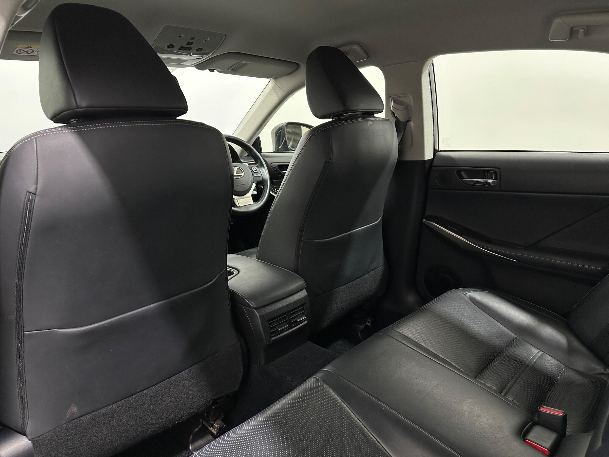 Lexus Is view 40