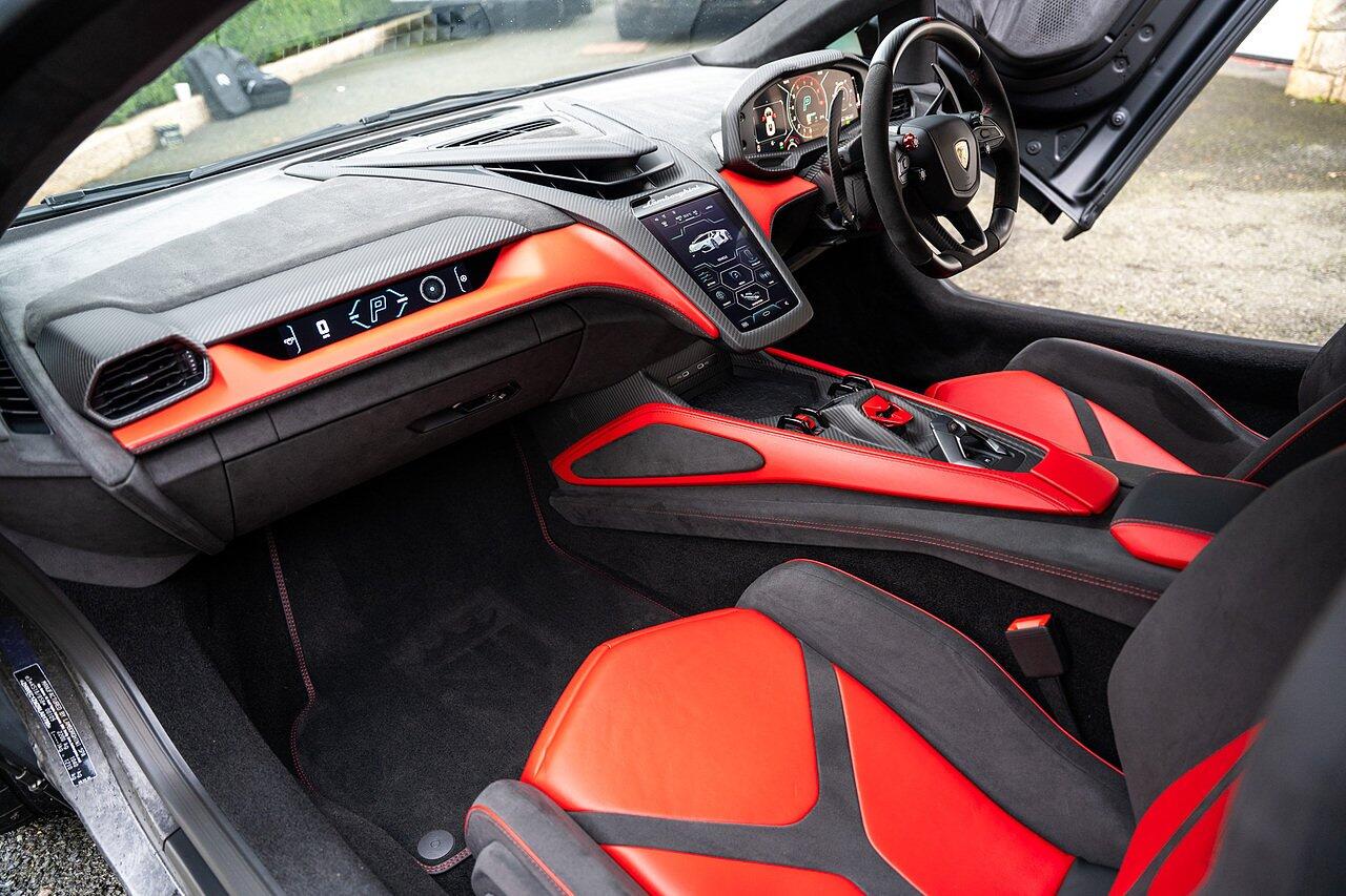 Lamborghini Revuelto view 73