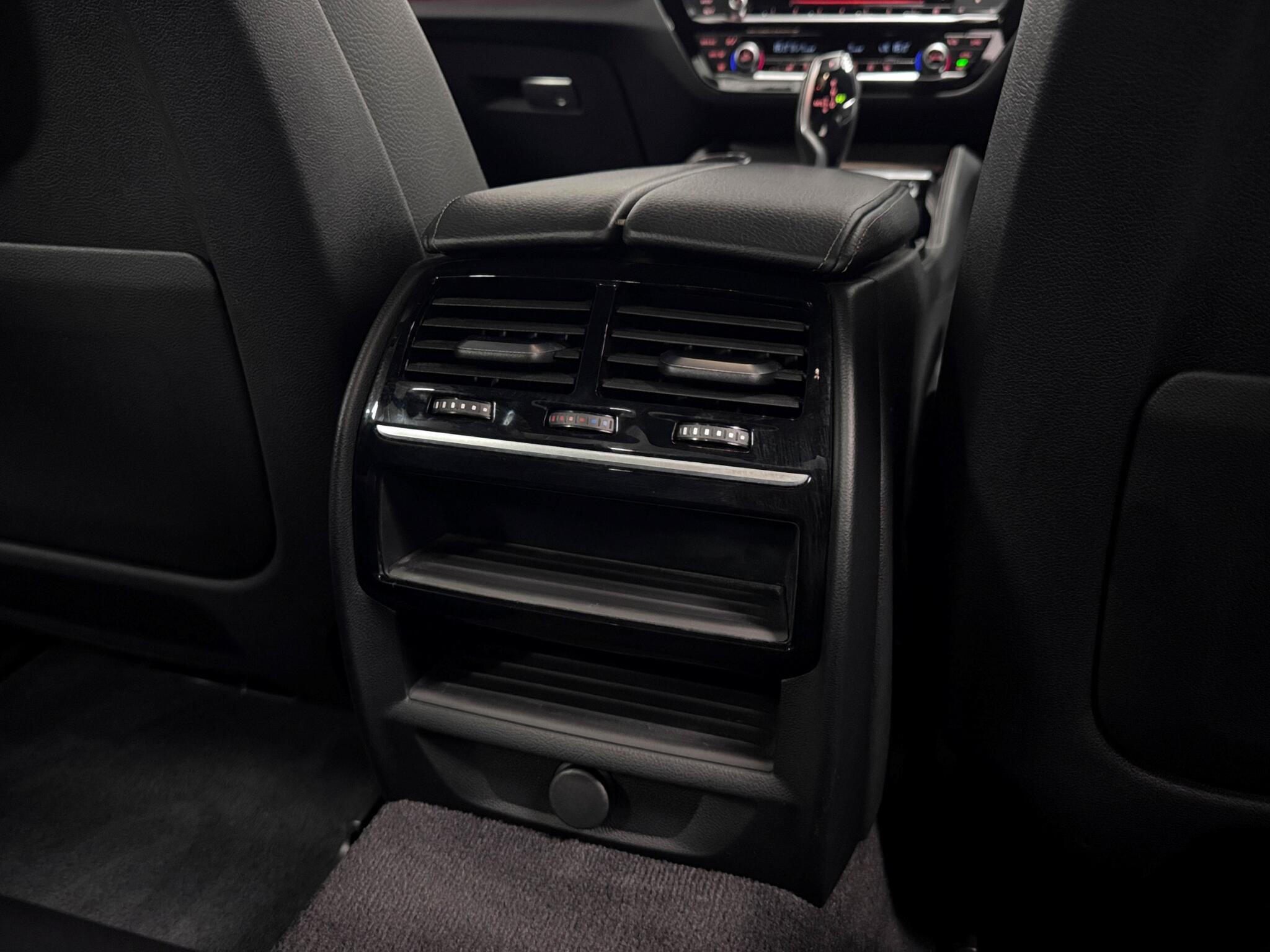 BMW 5 Series view 24