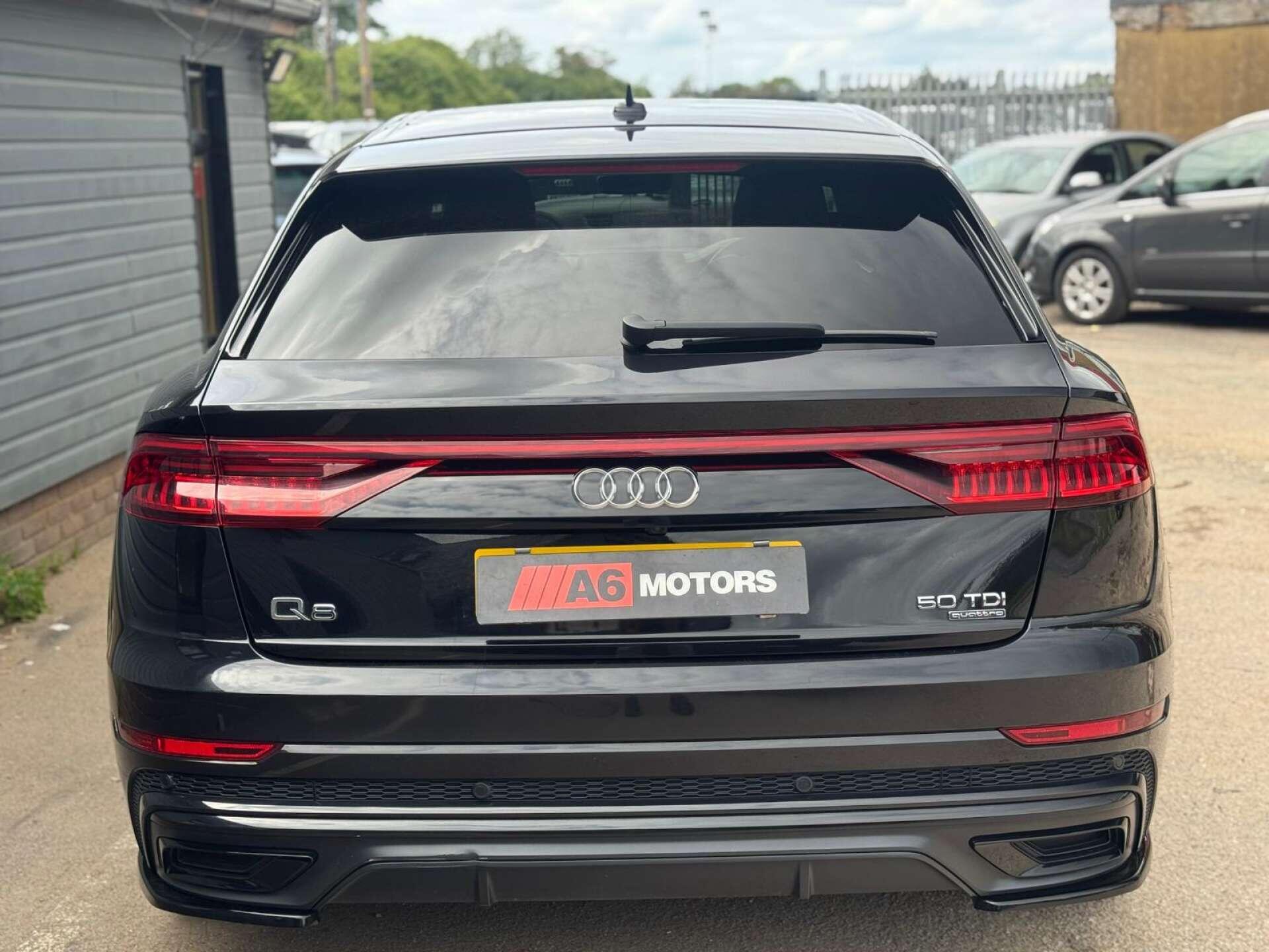 Audi Q8 view 11