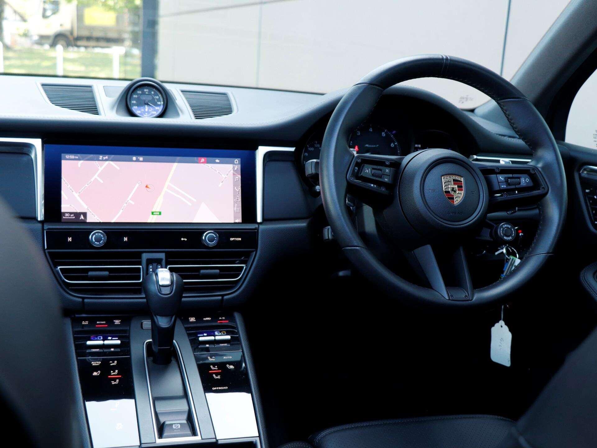 Porsche Macan view 12