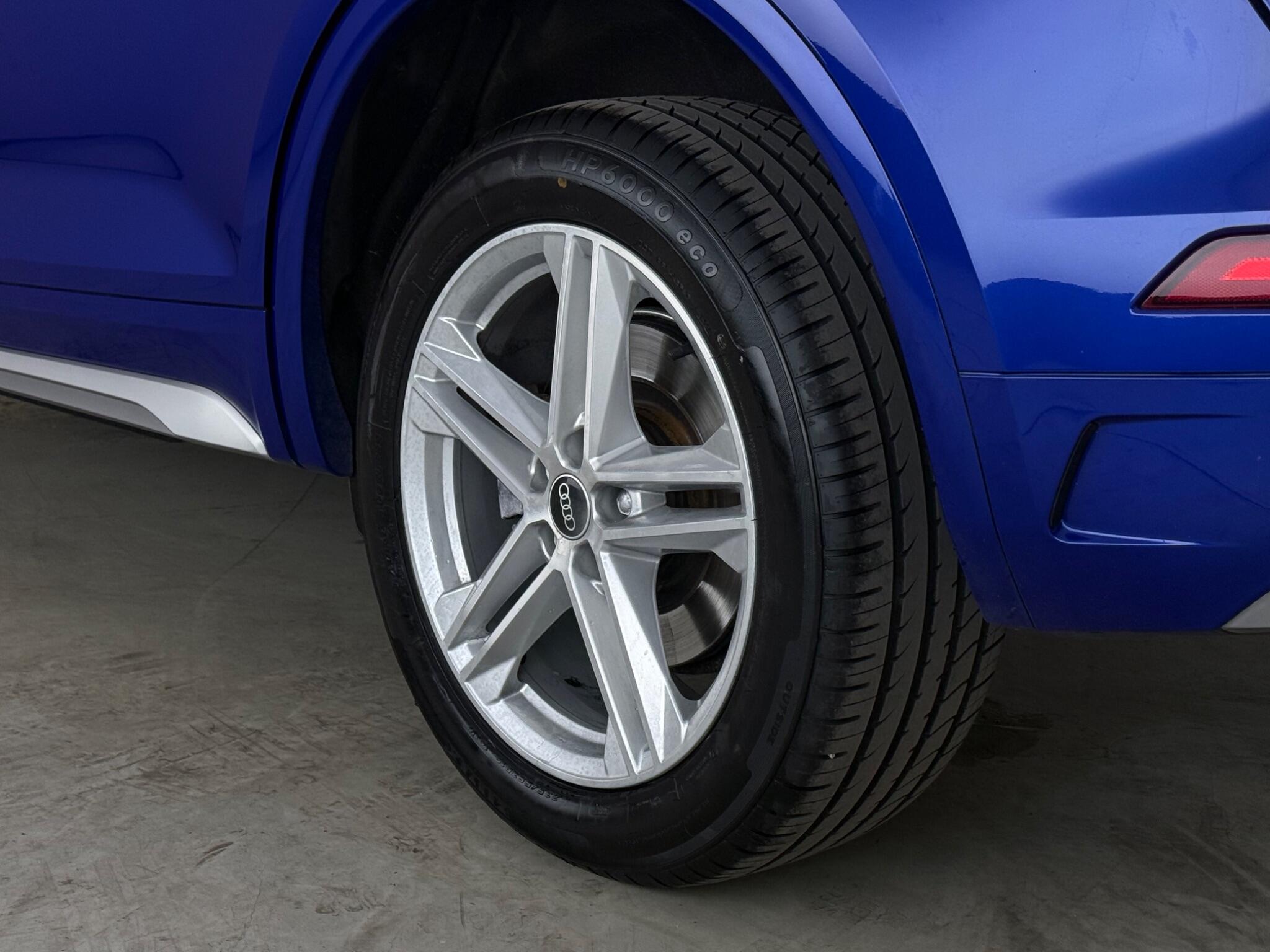 Audi Q5 view 9
