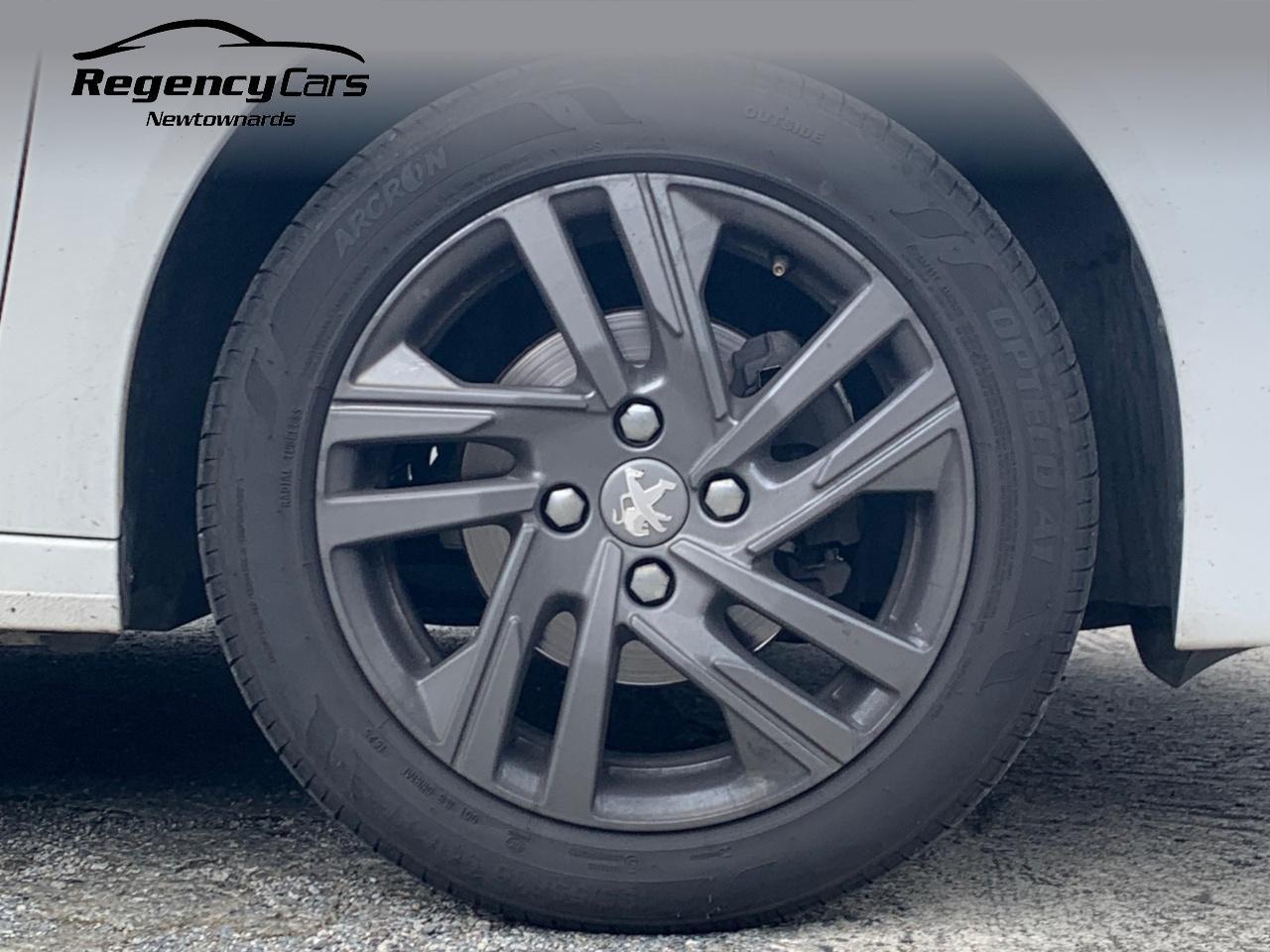 Peugeot 208 view 4