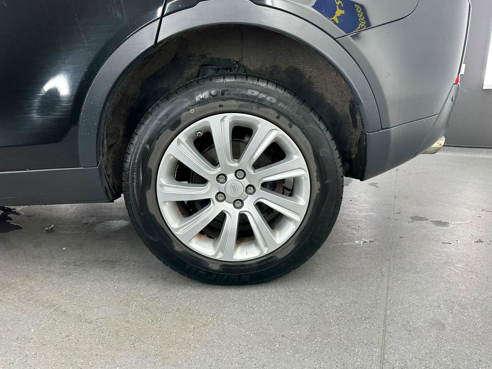 Land Rover Discovery Sport view 14