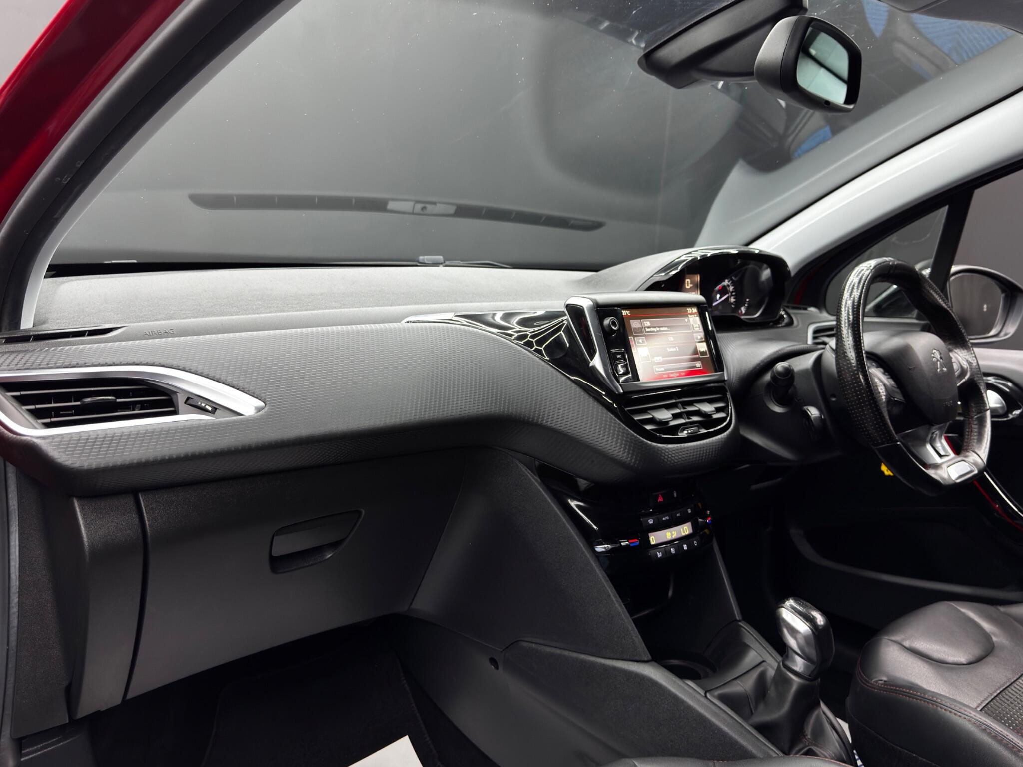 Peugeot 208 view 11