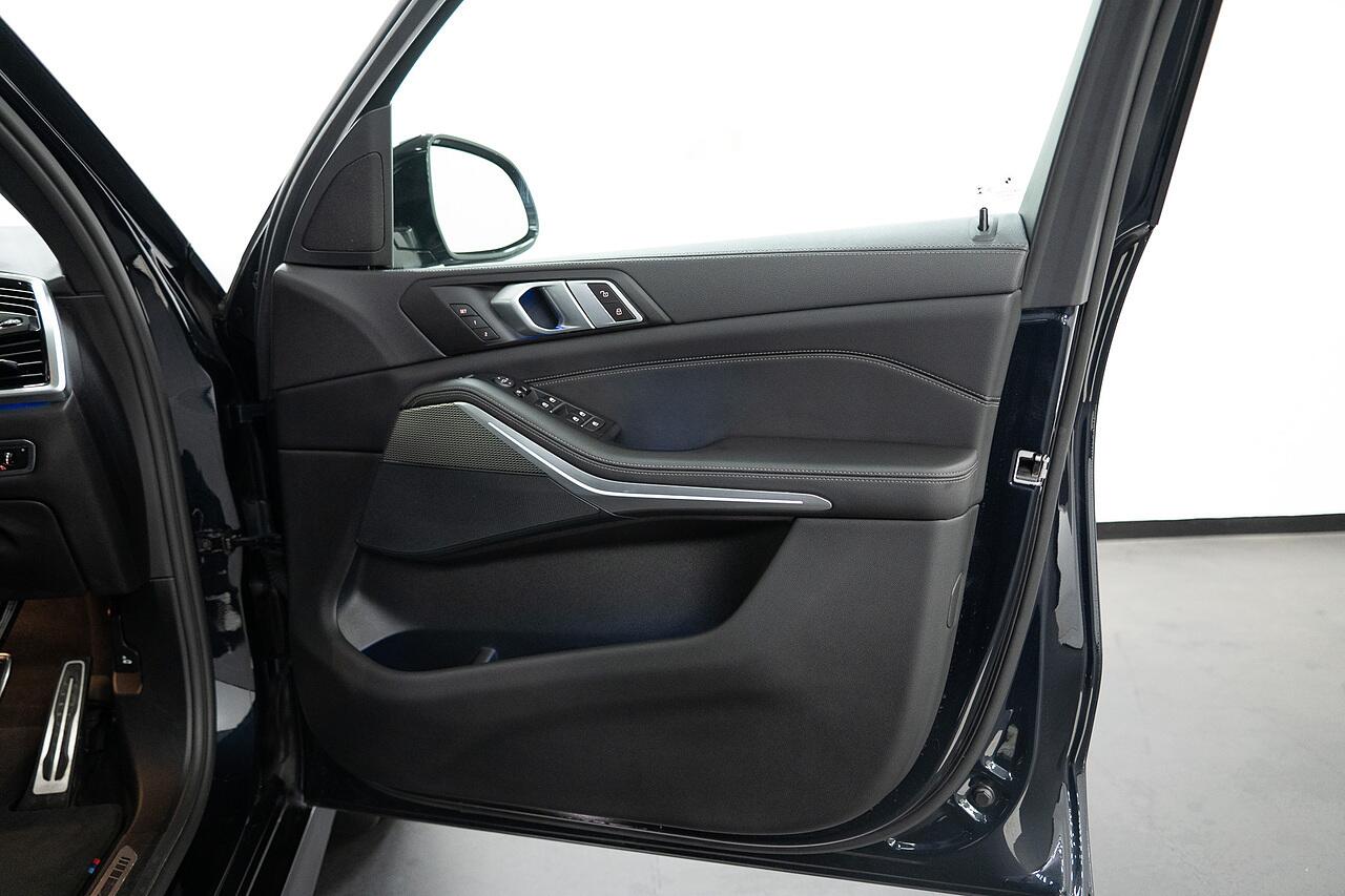 BMW X5 view 11