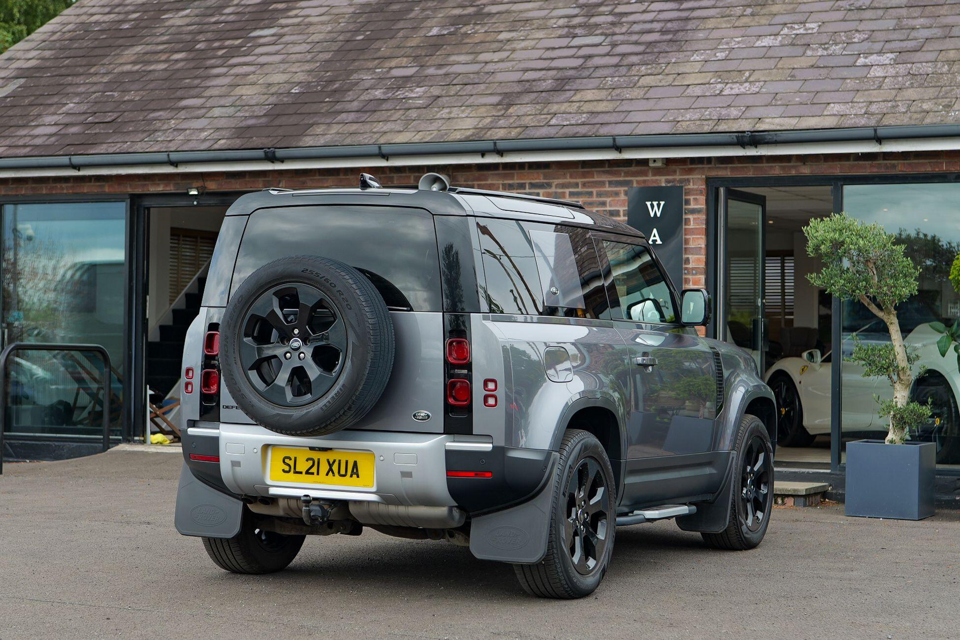 Land Rover Defender 90 view 4