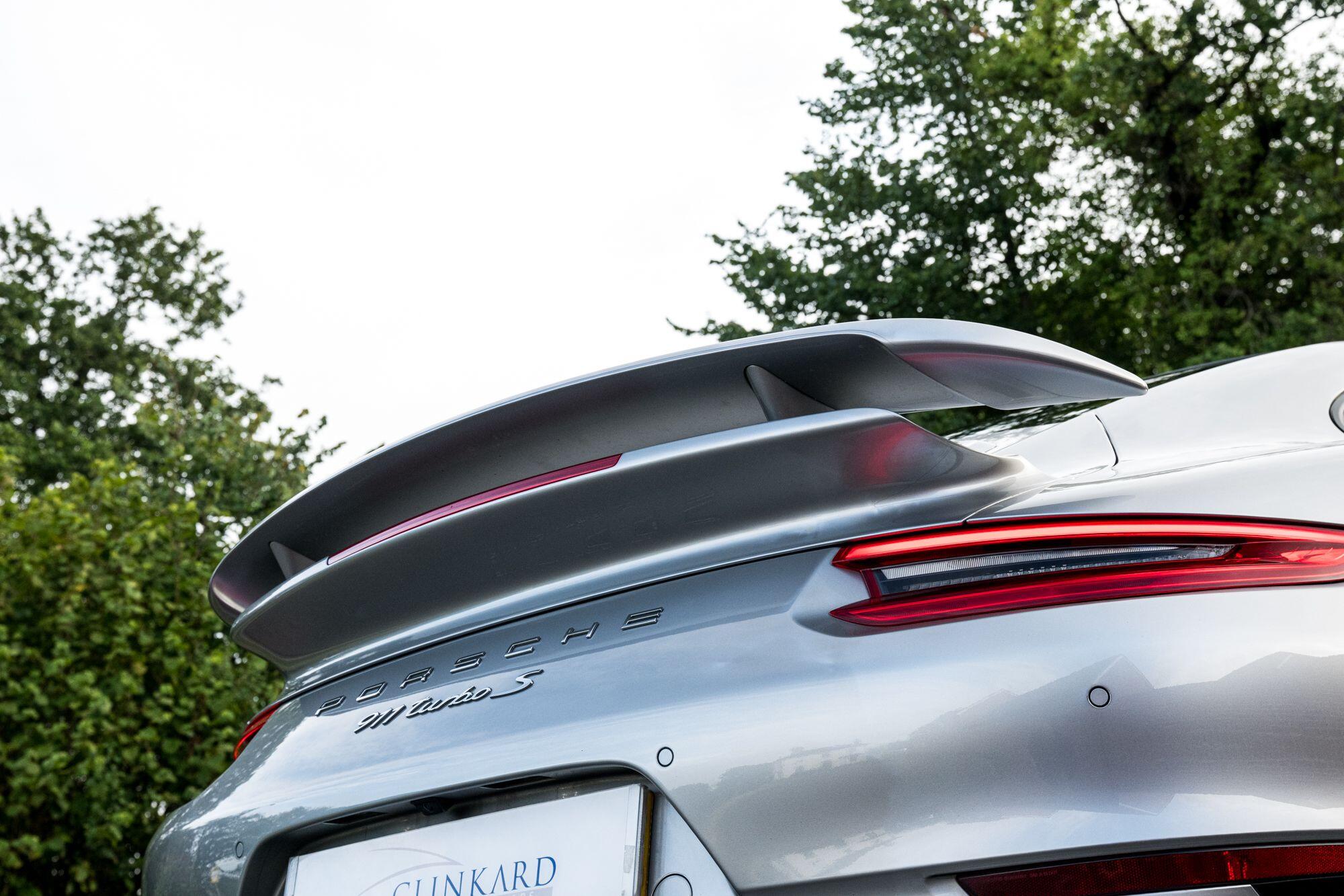 Porsche 911 view 35