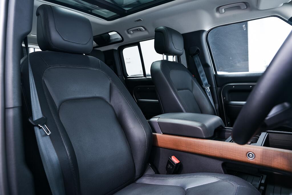 Land Rover Defender view 15