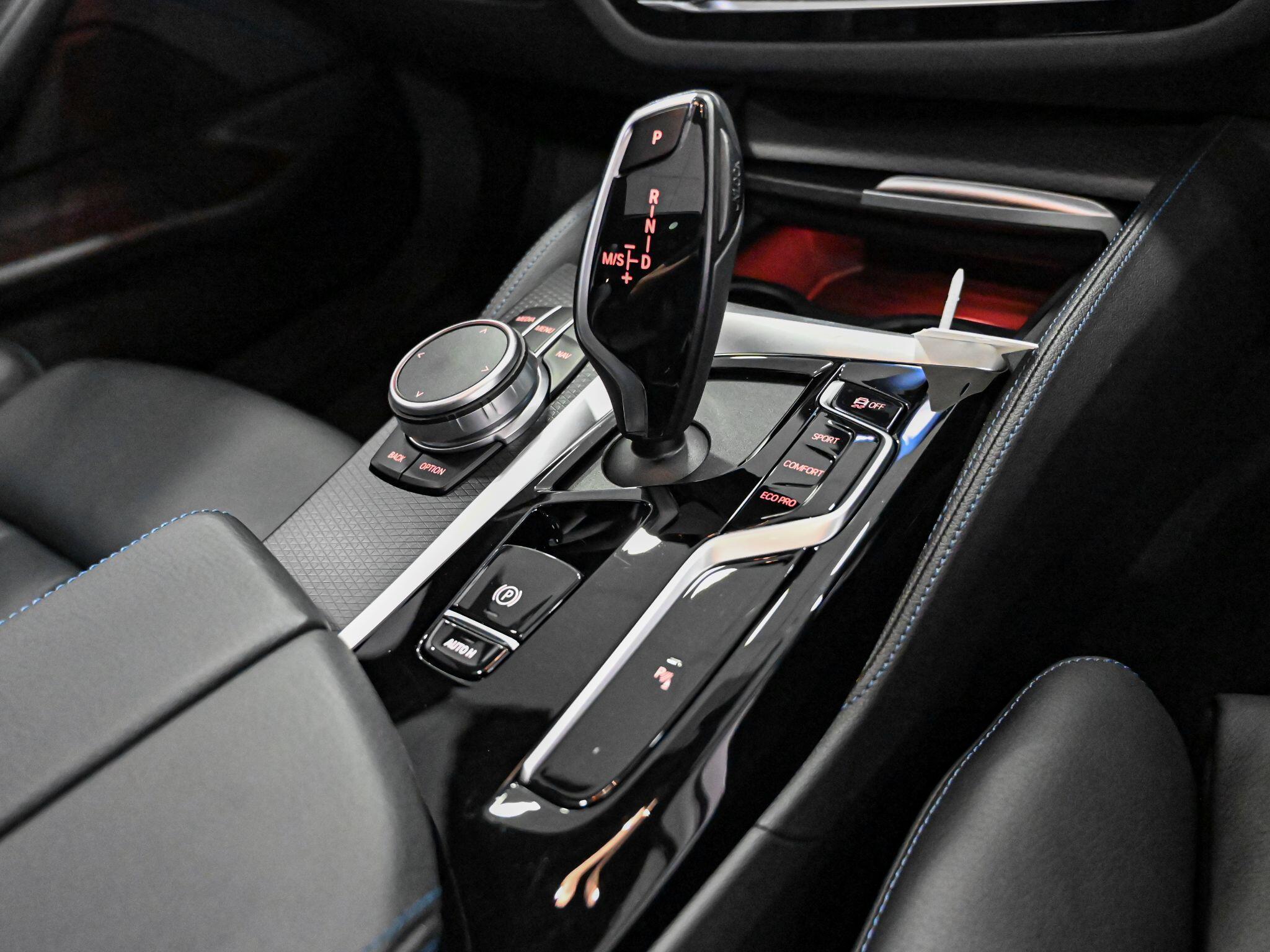 BMW 5 Series view 10