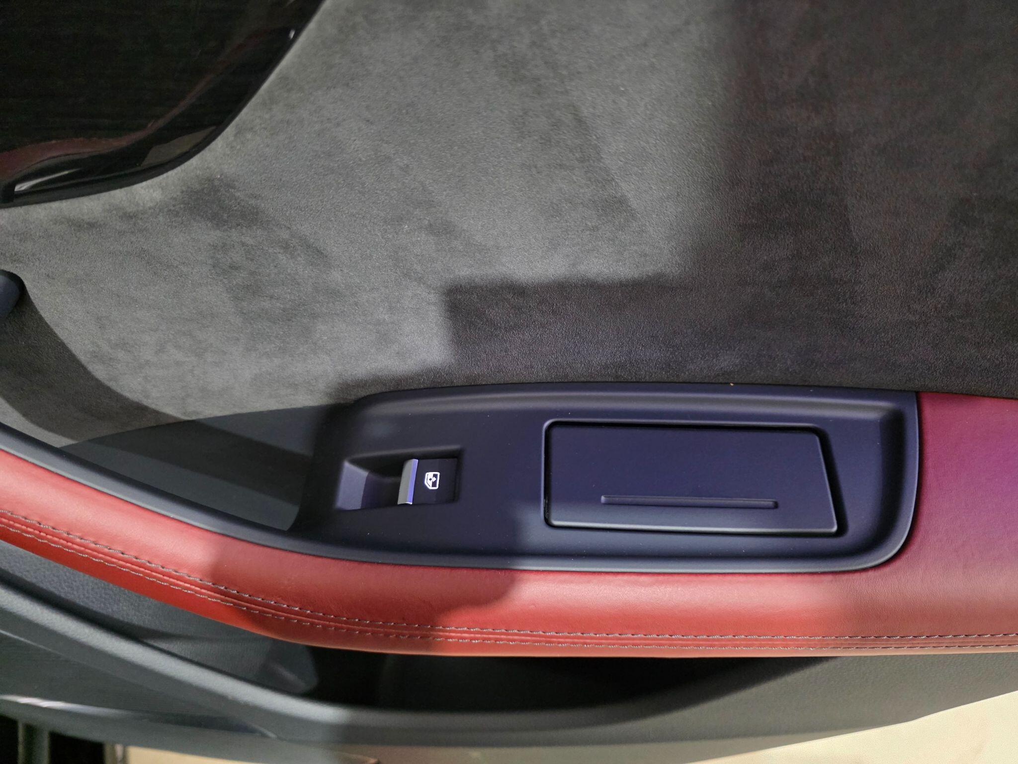 Audi SQ8 view 30