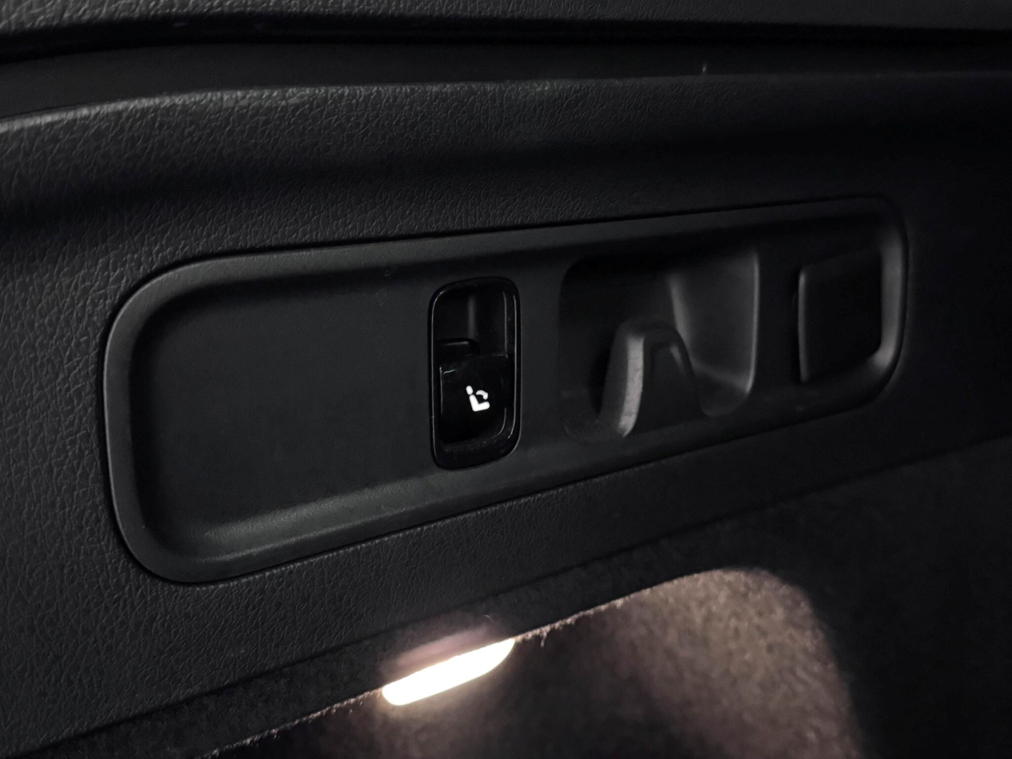 Mercedes-Benz GLC view 23