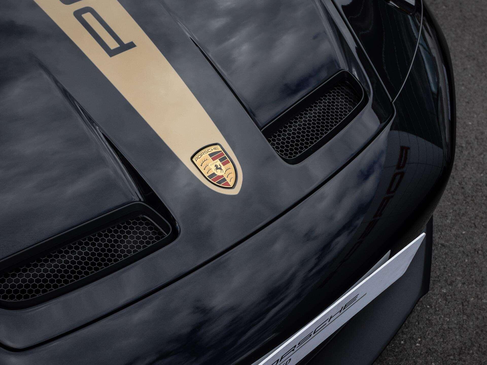 Porsche 911 view 34