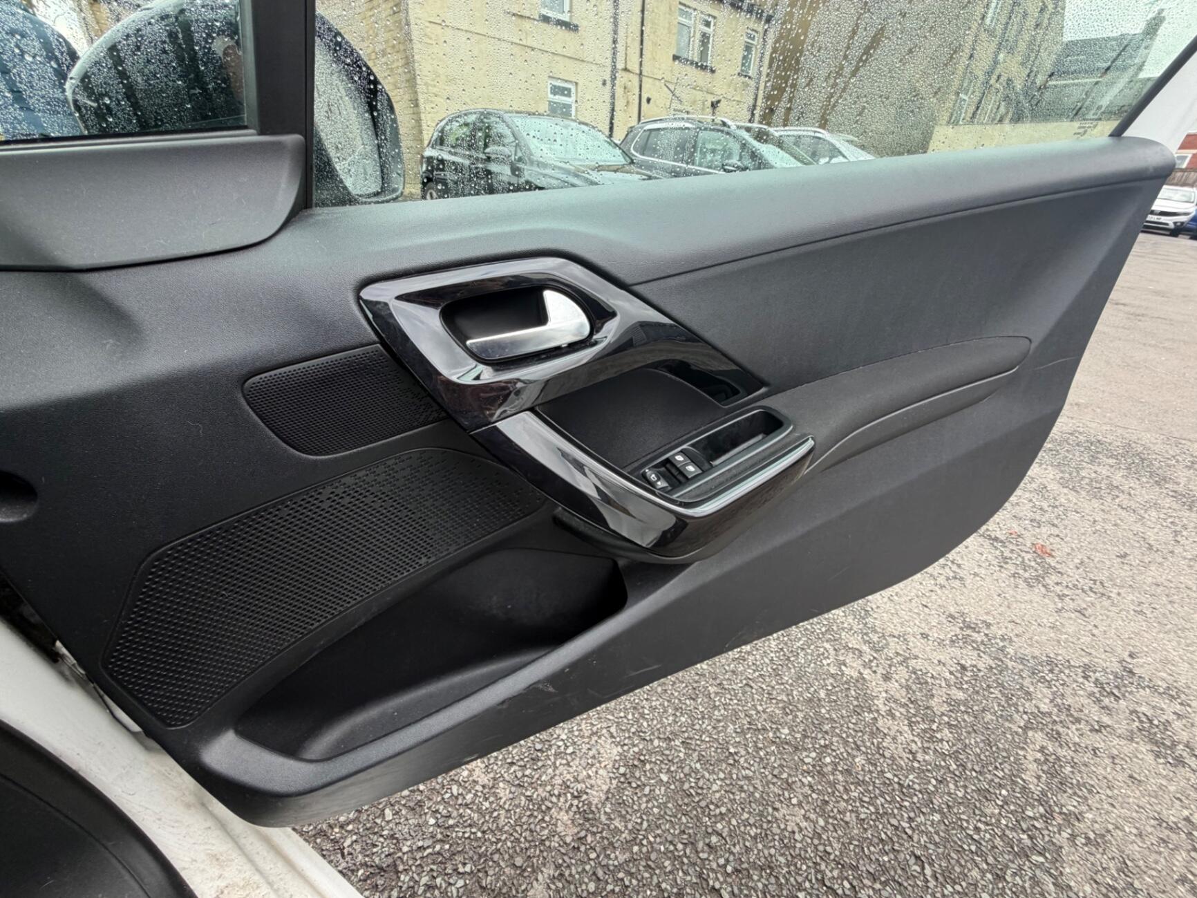 Peugeot 208 view 19