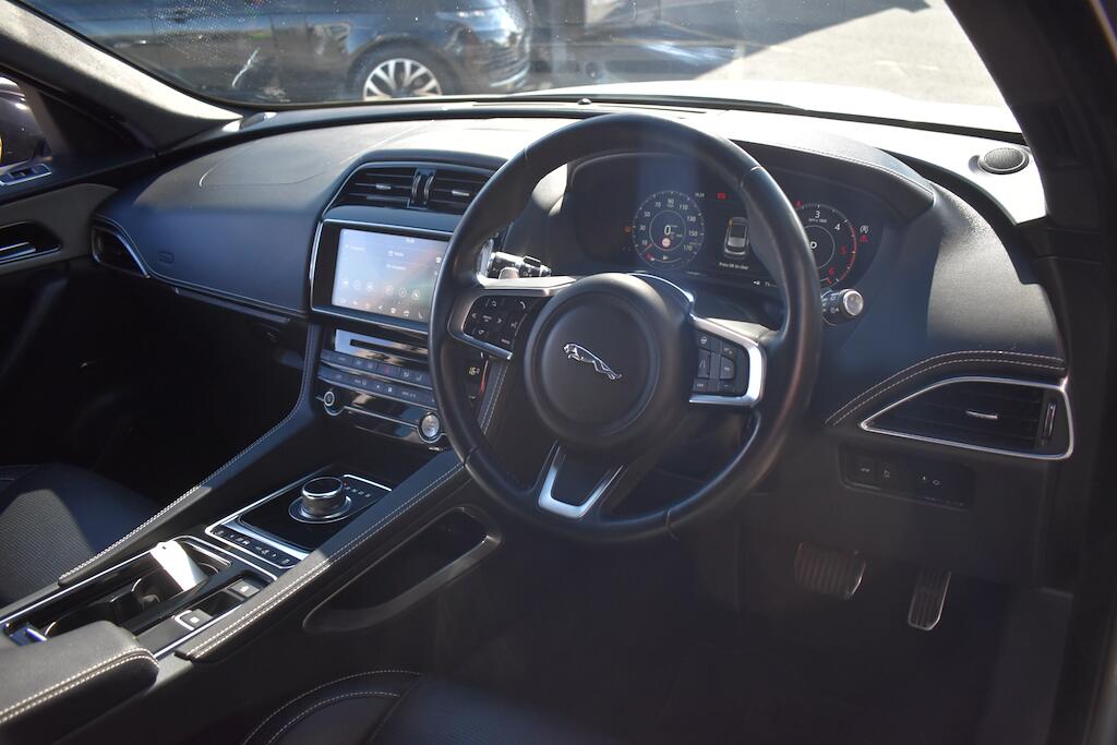 Jaguar F-Pace view 10