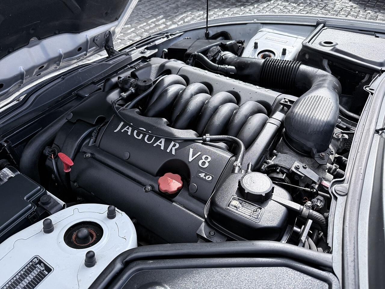 Jaguar XK8 view 13