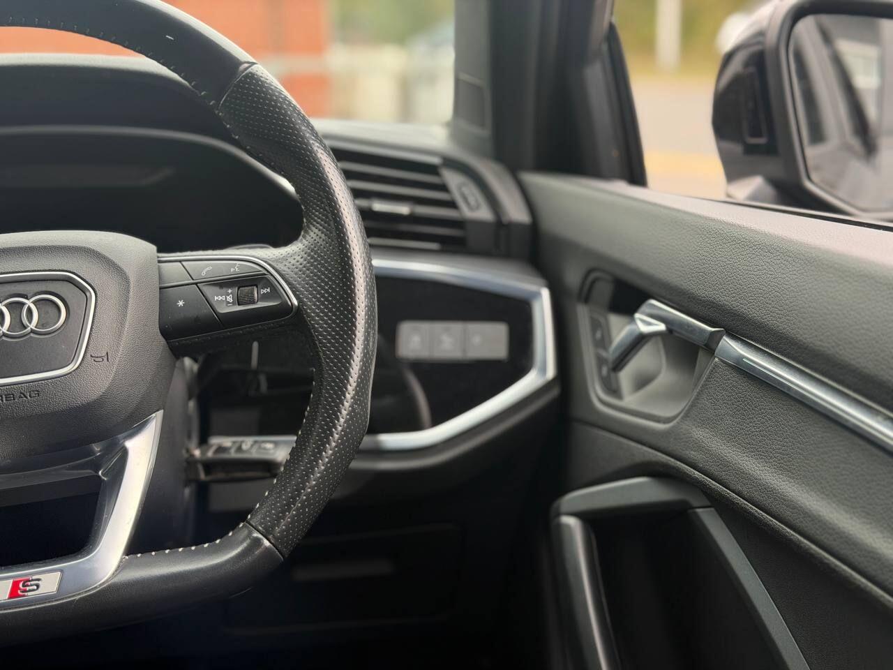 Audi Q3 view 32