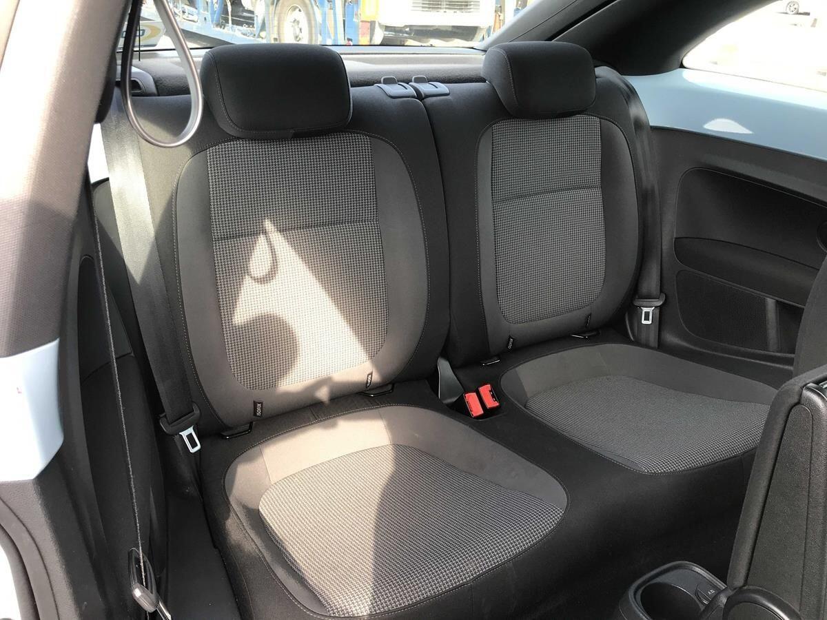 Volkswagen Beetle view 20
