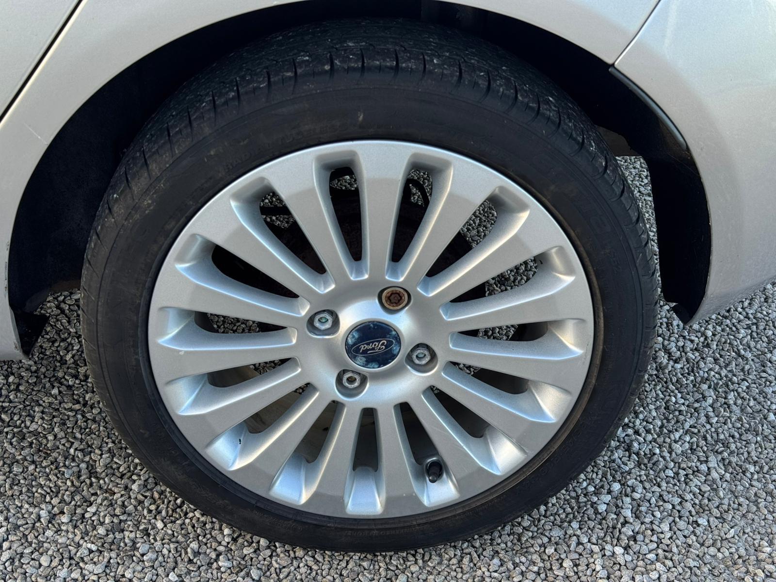 2009 Ford Fiesta image 25