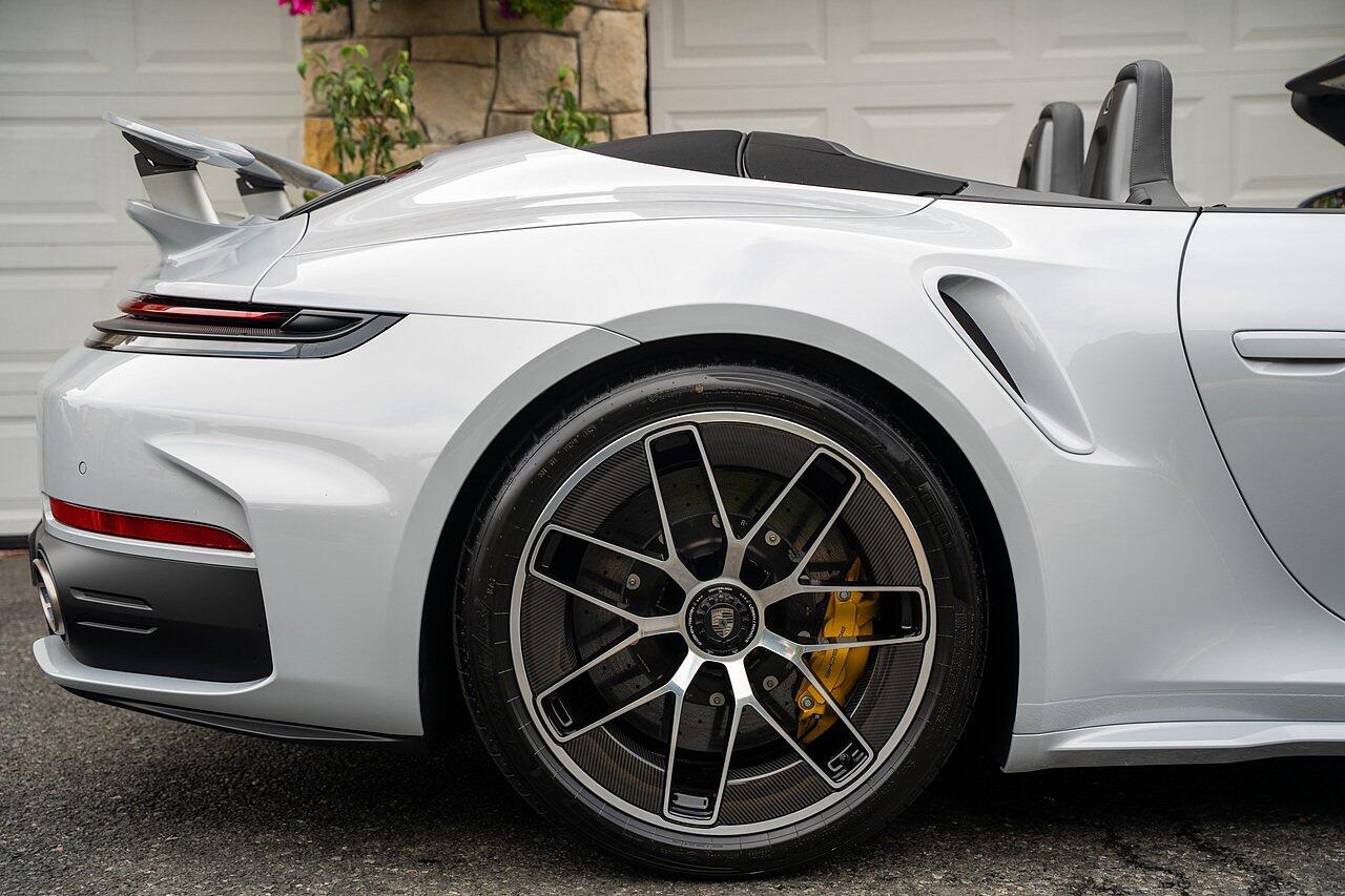 Porsche 911 view 5