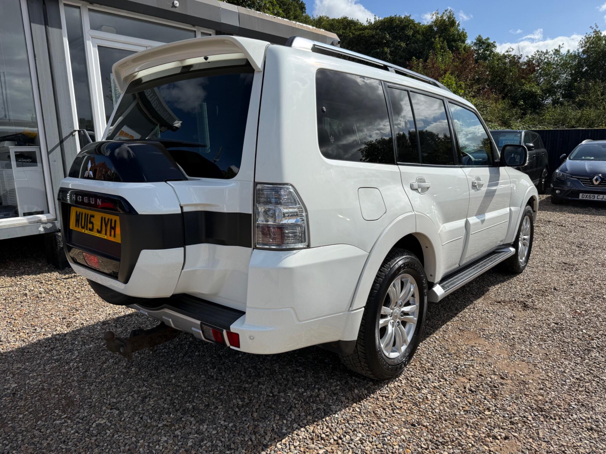 Mitsubishi Shogun view 3