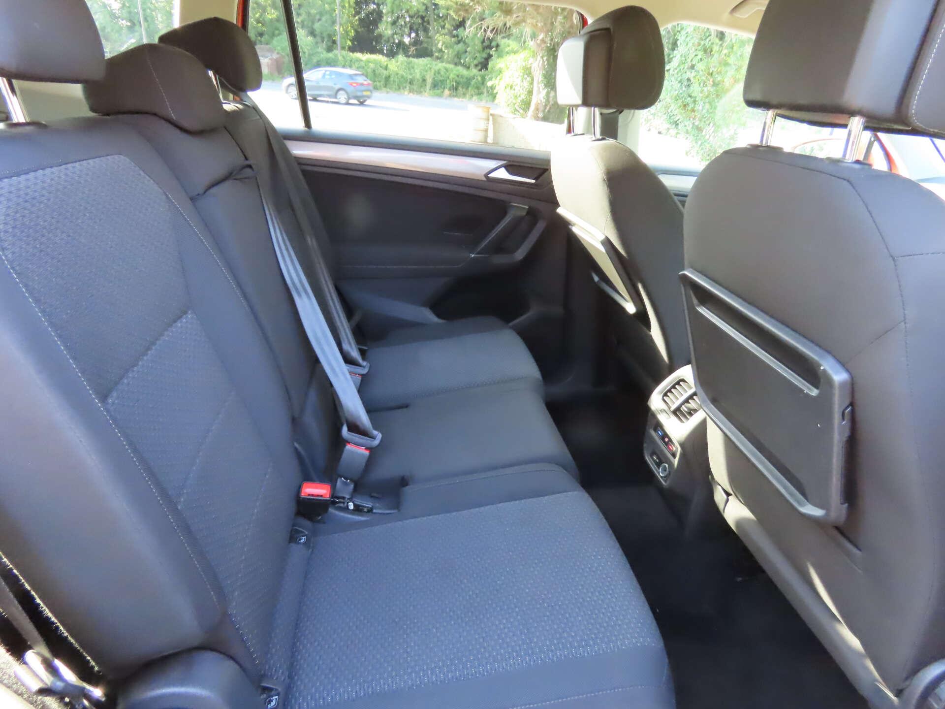 Volkswagen Tiguan Allspace view 9