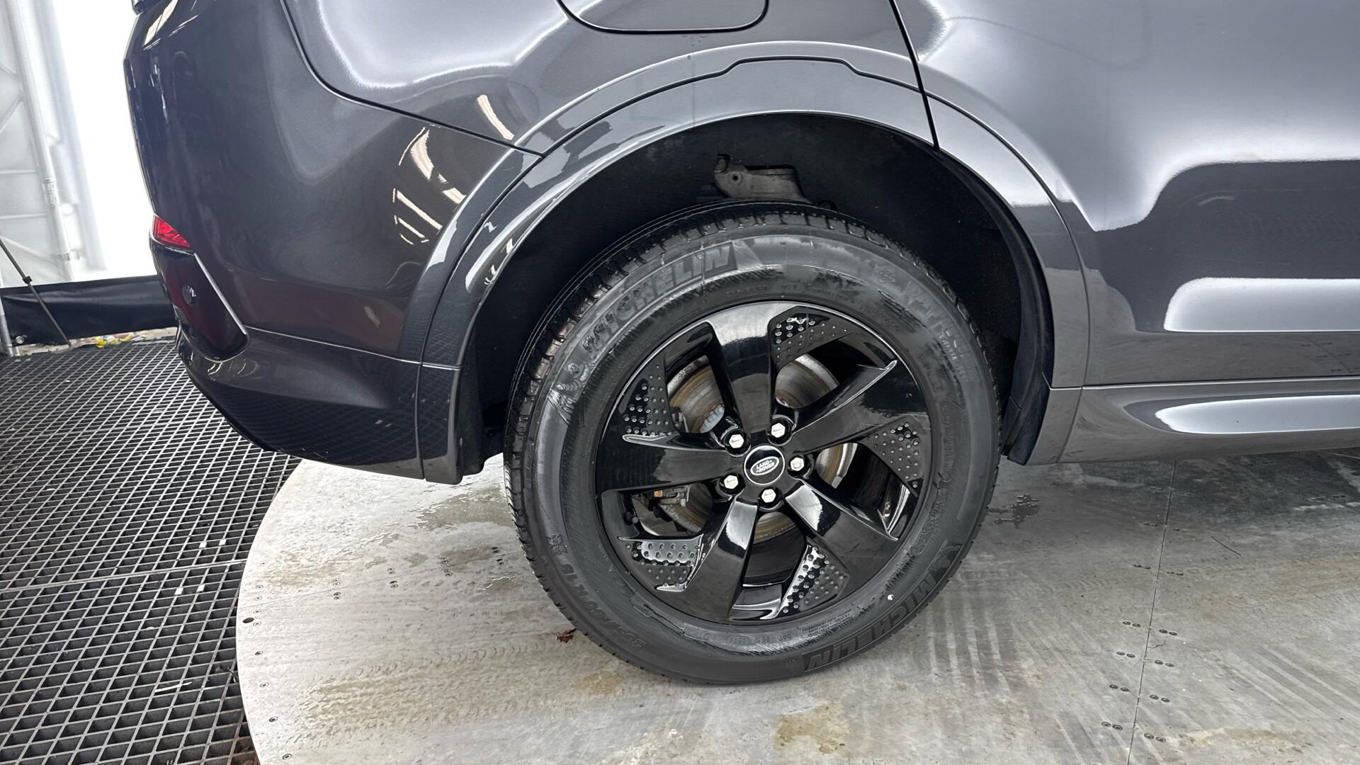 Land Rover Discovery Sport view 23