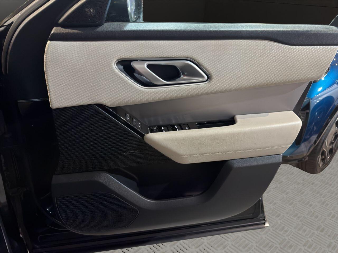 Land Rover Range Rover Velar view 11