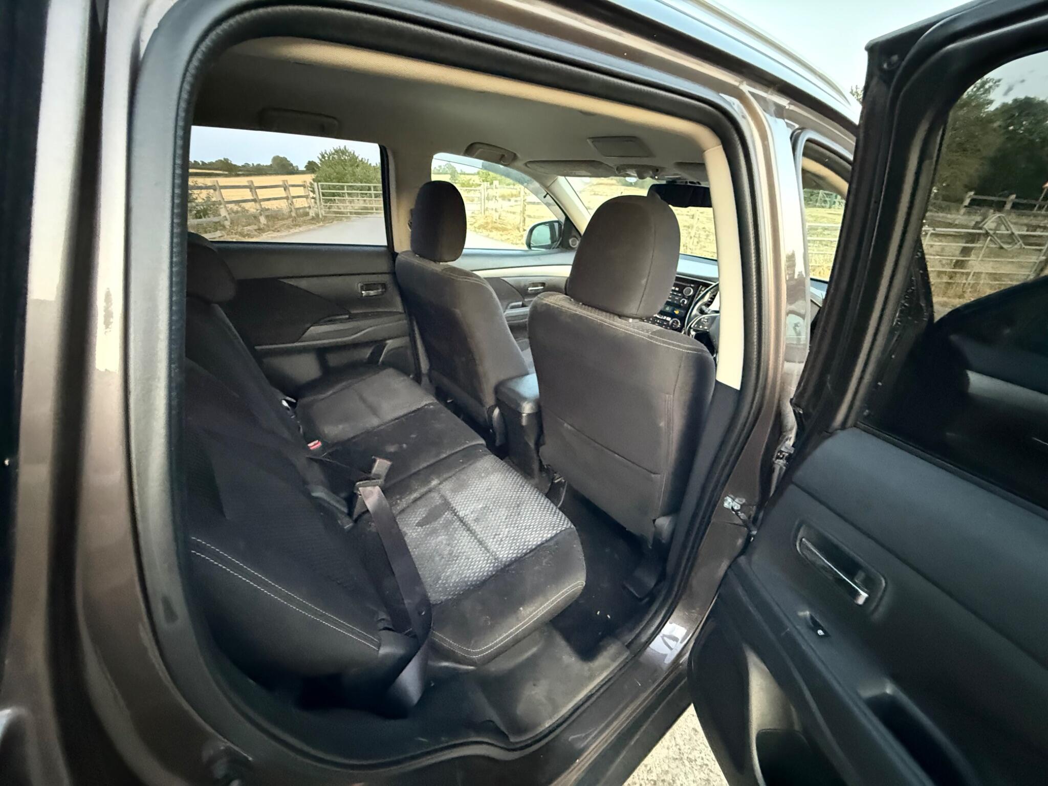 Mitsubishi Outlander 2.2 DI-D GX3 SUV 5dr Diesel Manual 4WD Euro 6 (s/s) (147 ps) — photo 33 of 90