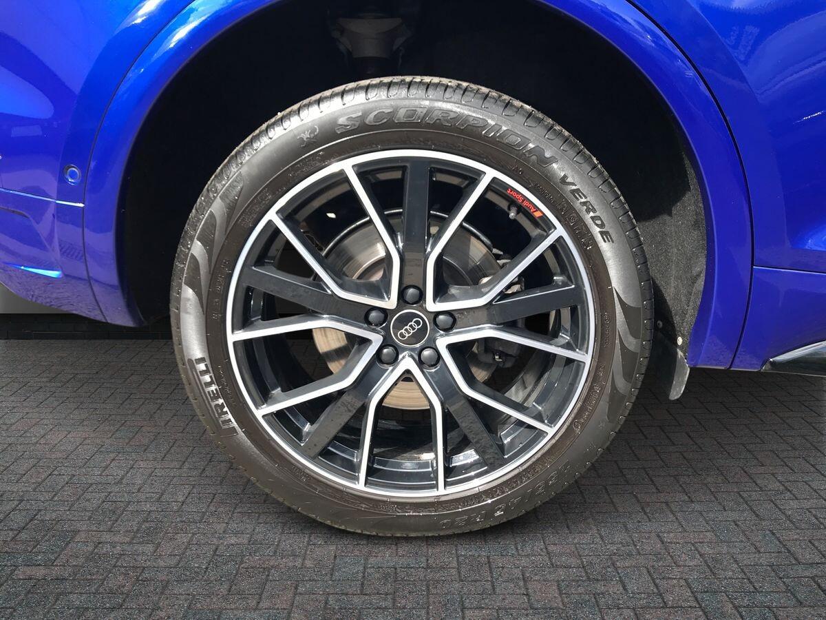 Audi Q5 view 12