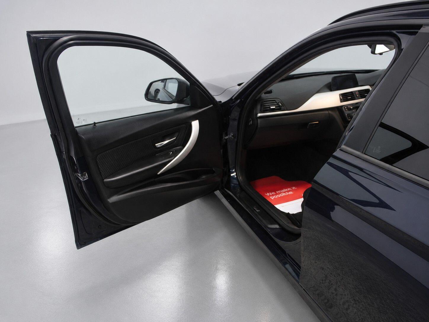 BMW 3 Series view 25