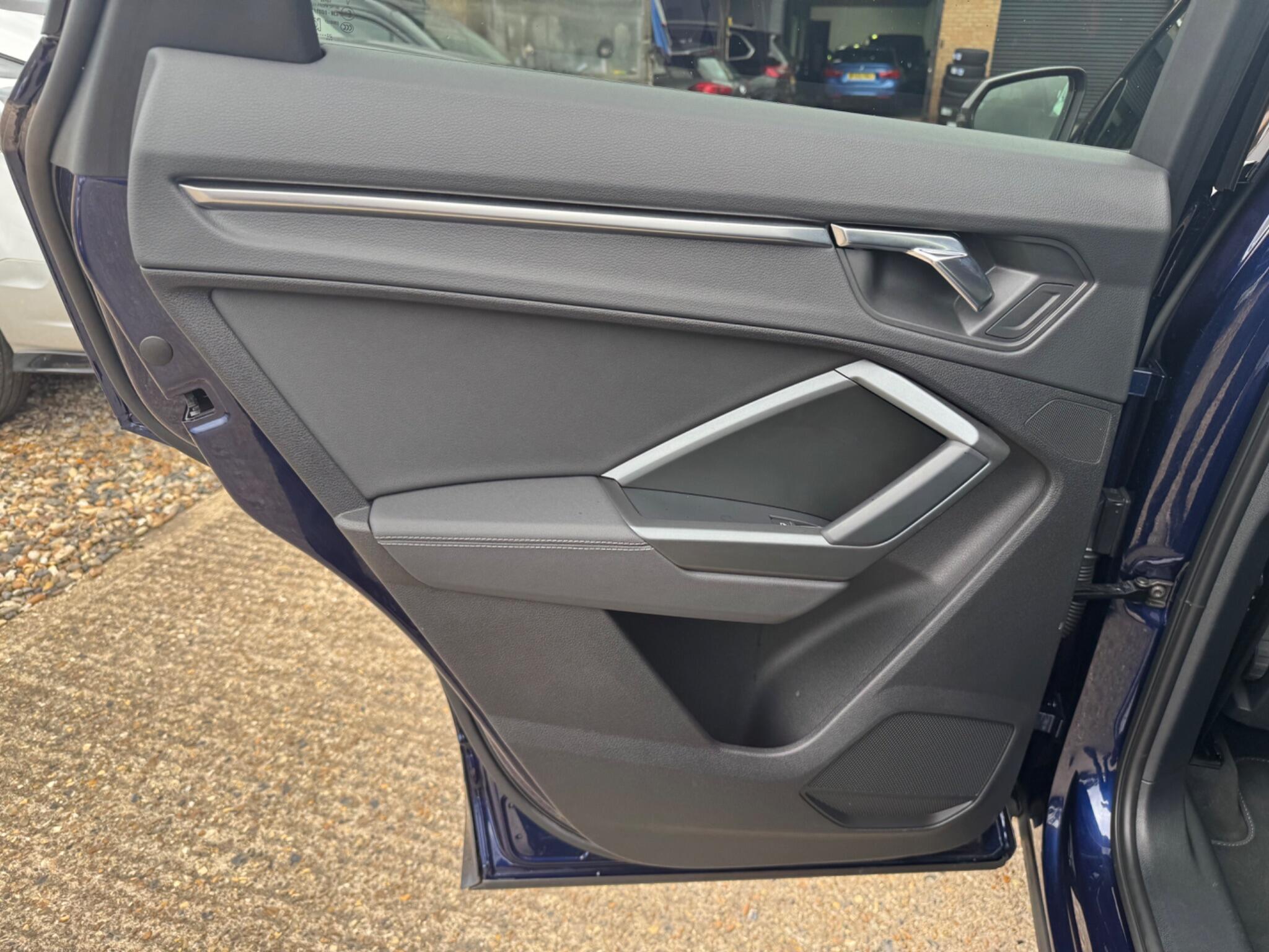 Audi Q3 view 36