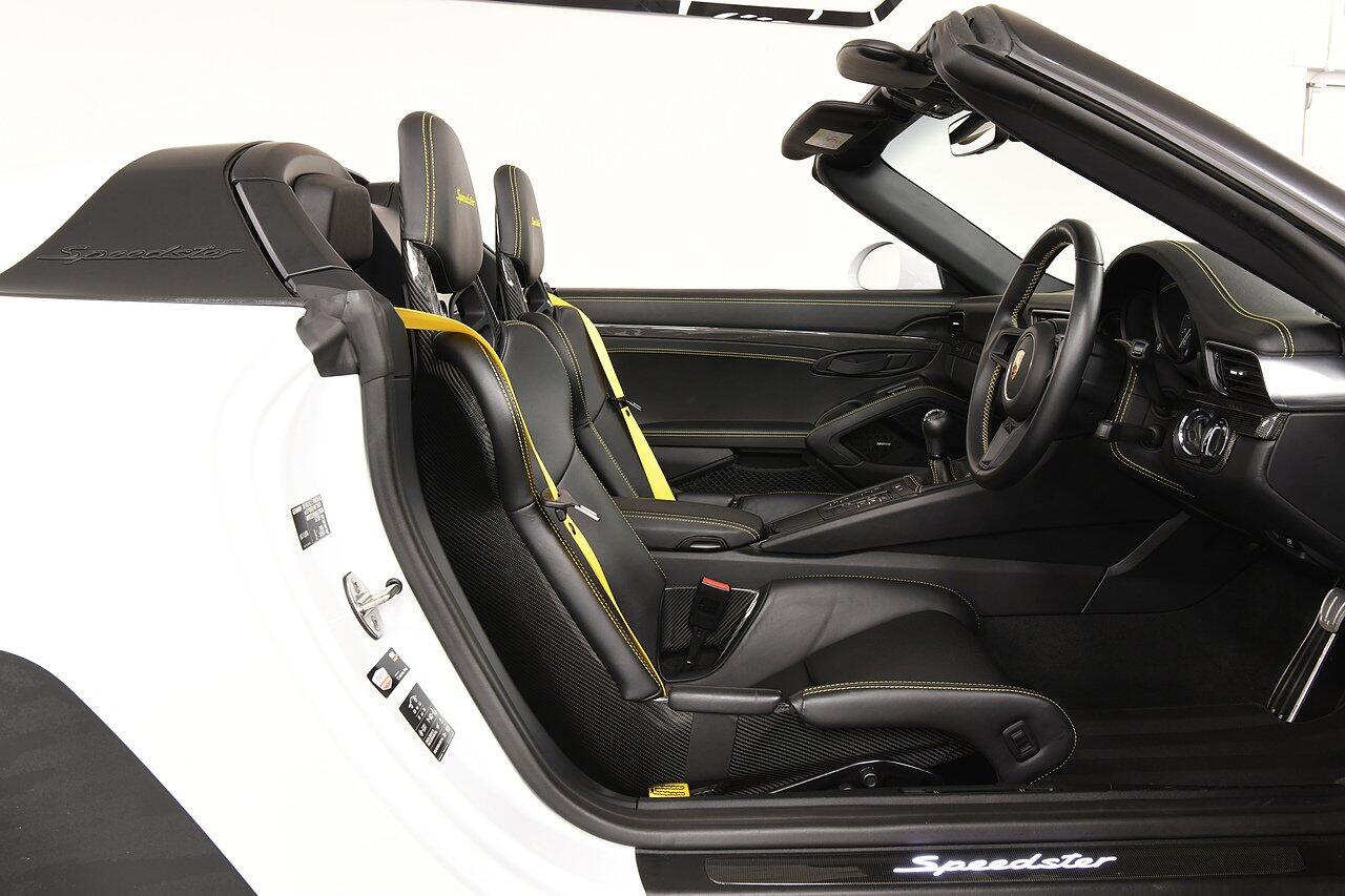 Porsche 911 view 6