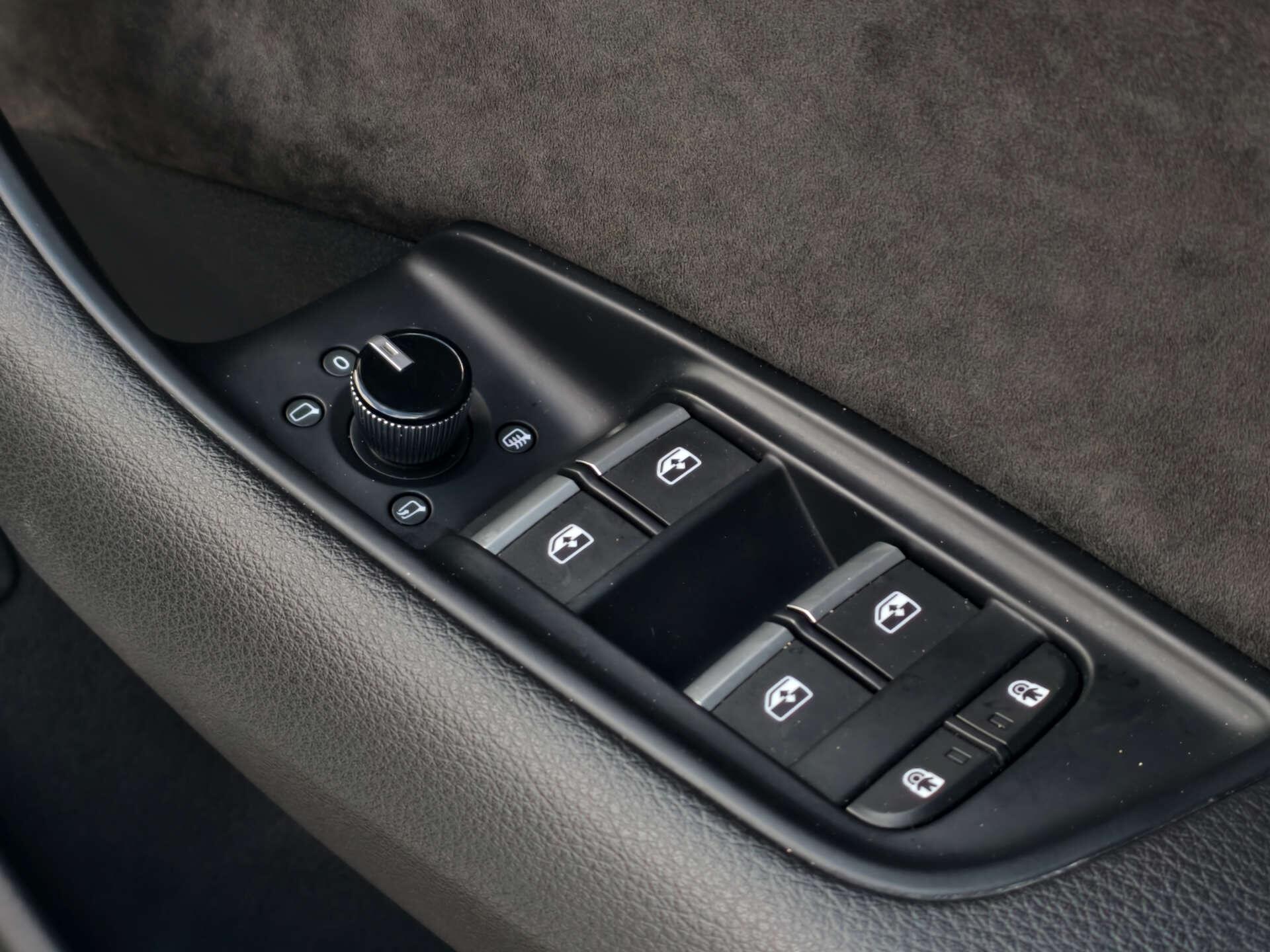 Audi Q8 view 36