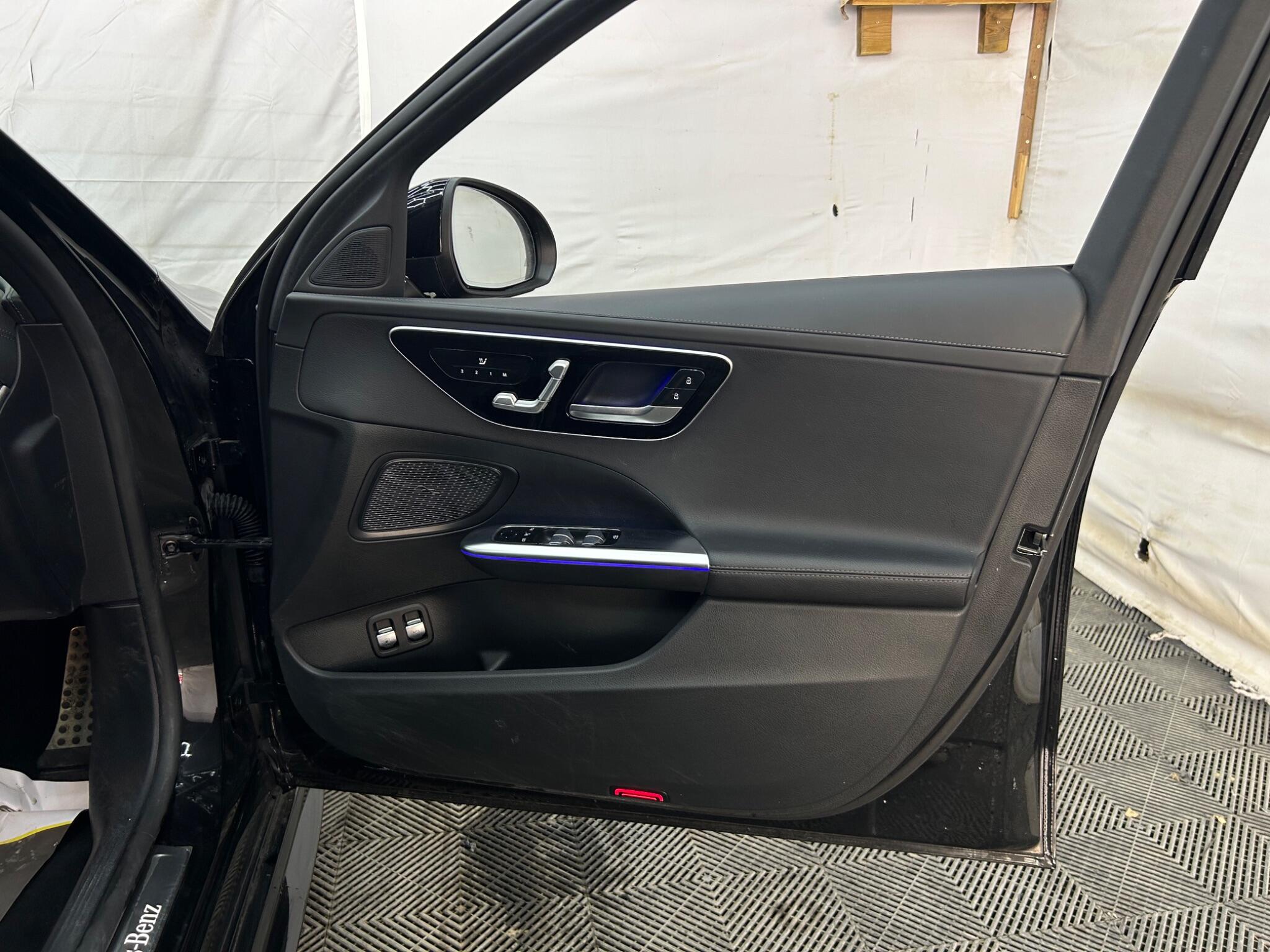Mercedes-Benz C-Class view 30