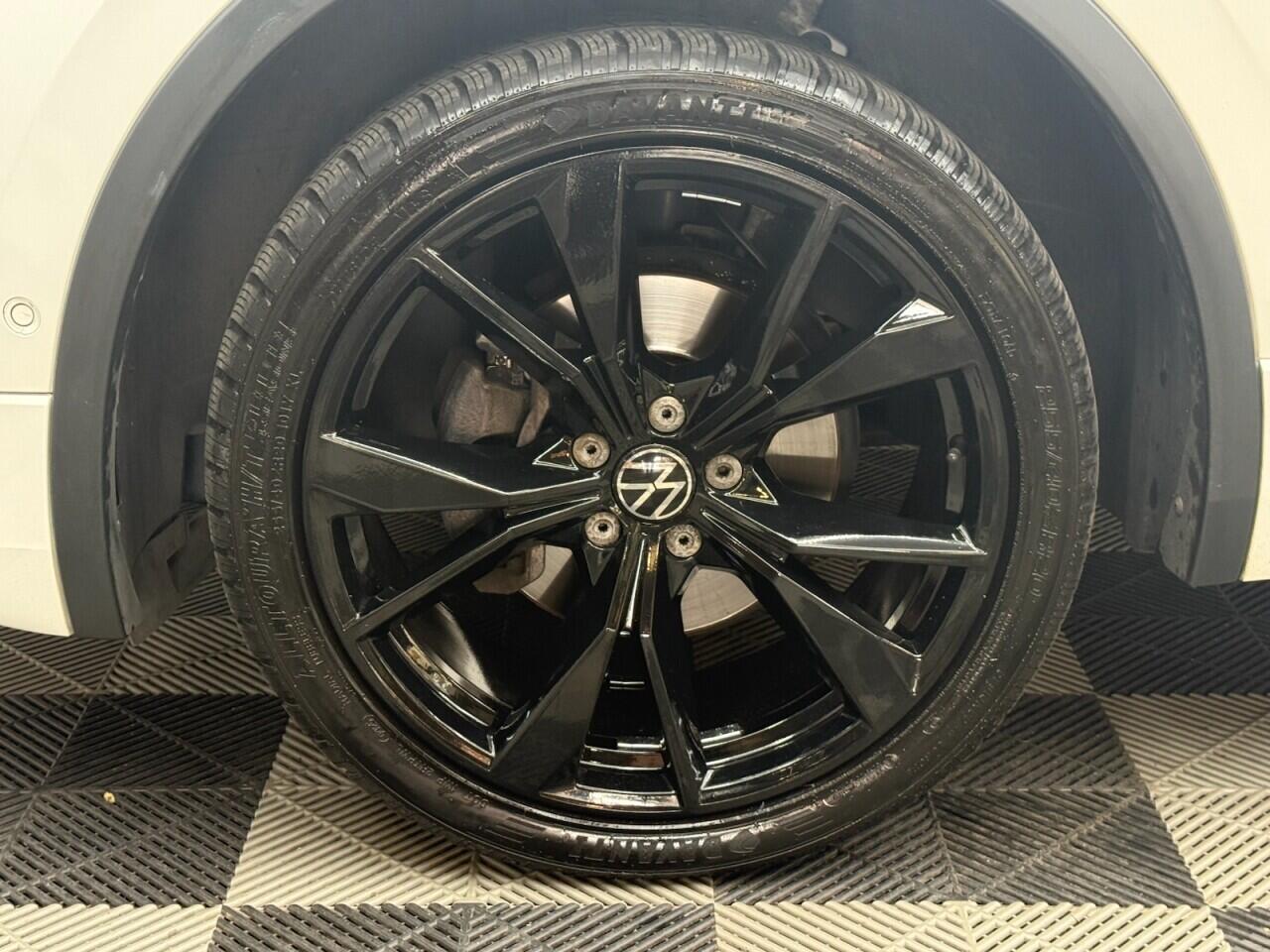 Volkswagen Tiguan Allspace view 4