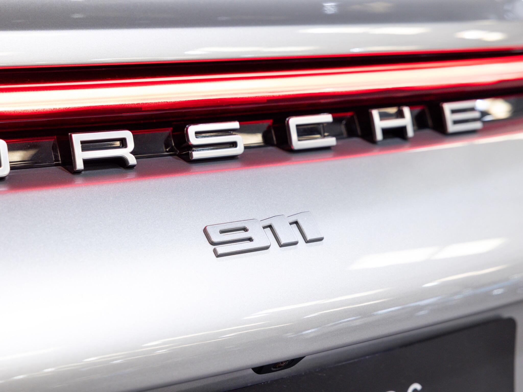 Porsche 911 view 18