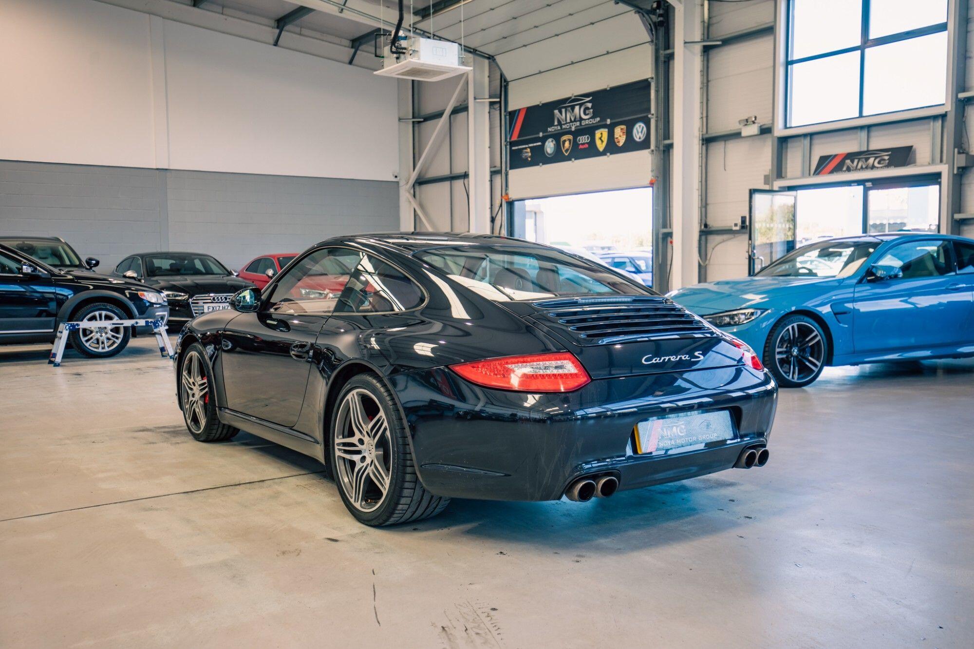Porsche 911 view 44