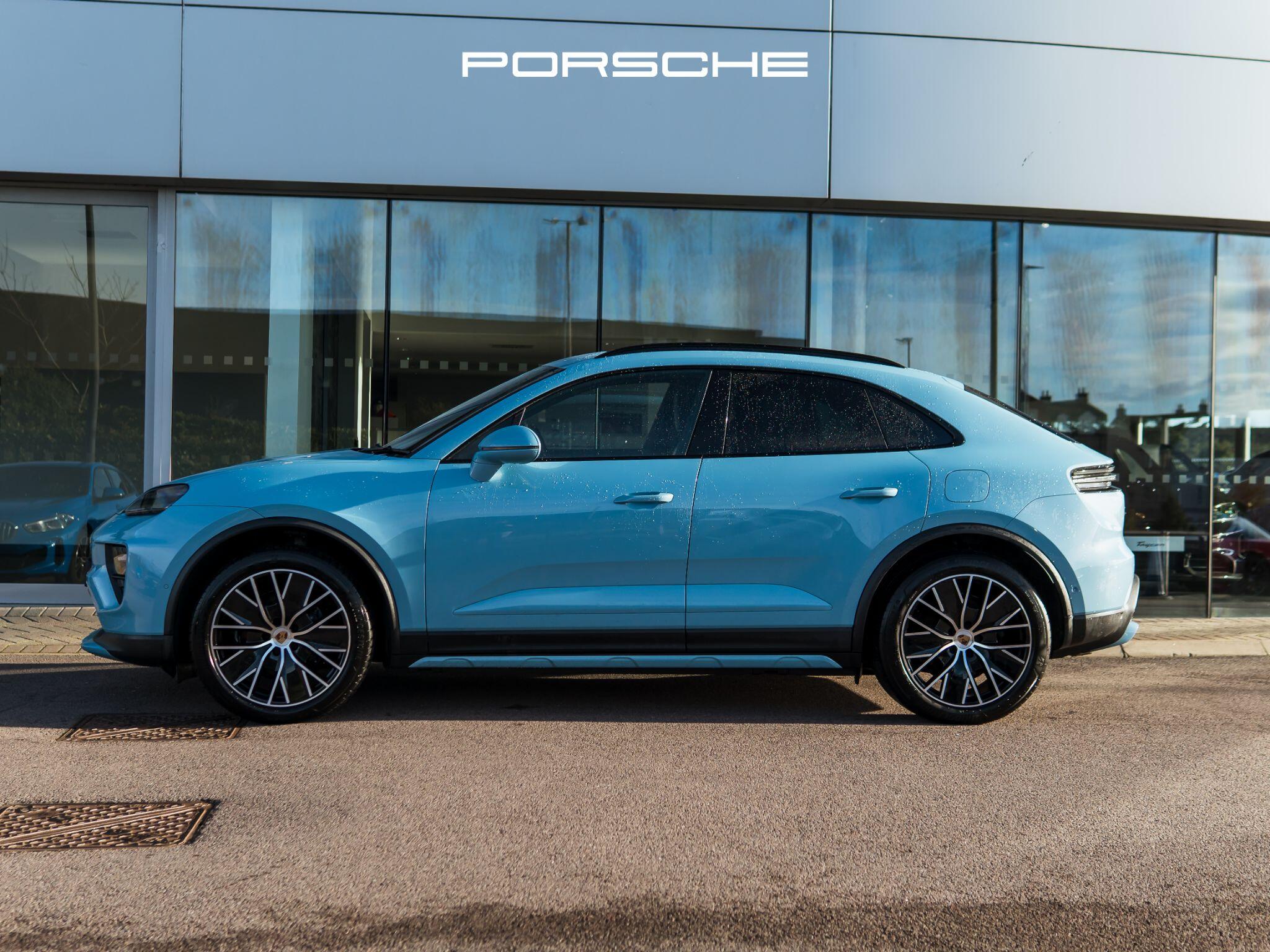 Porsche Macan view 3