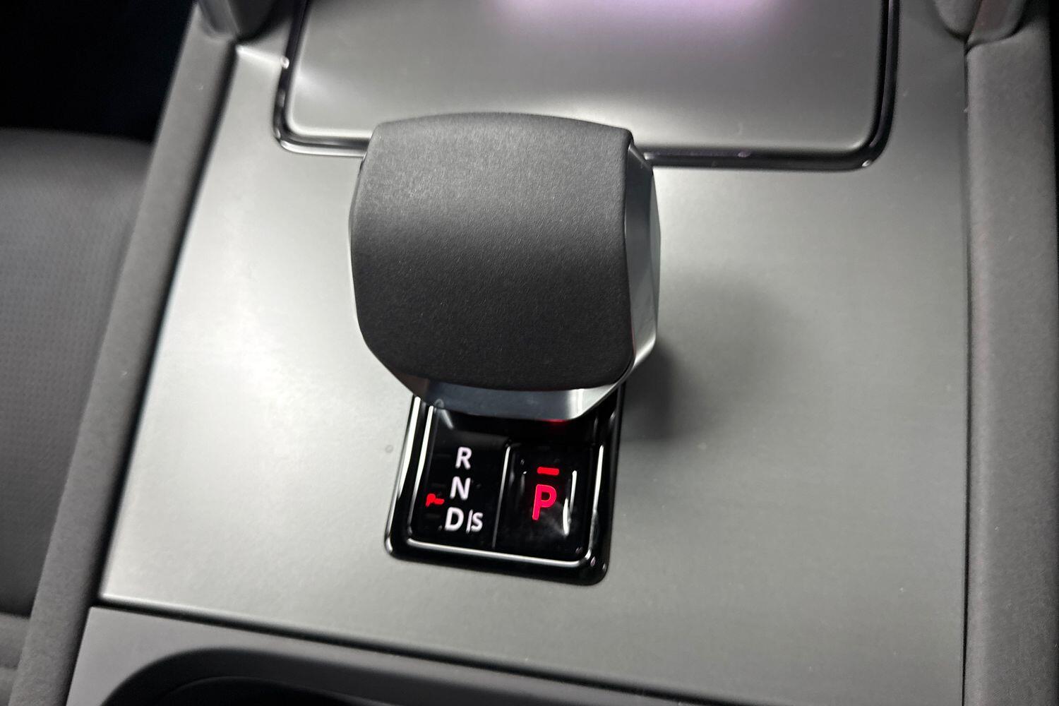 Land Rover Discovery Sport view 12