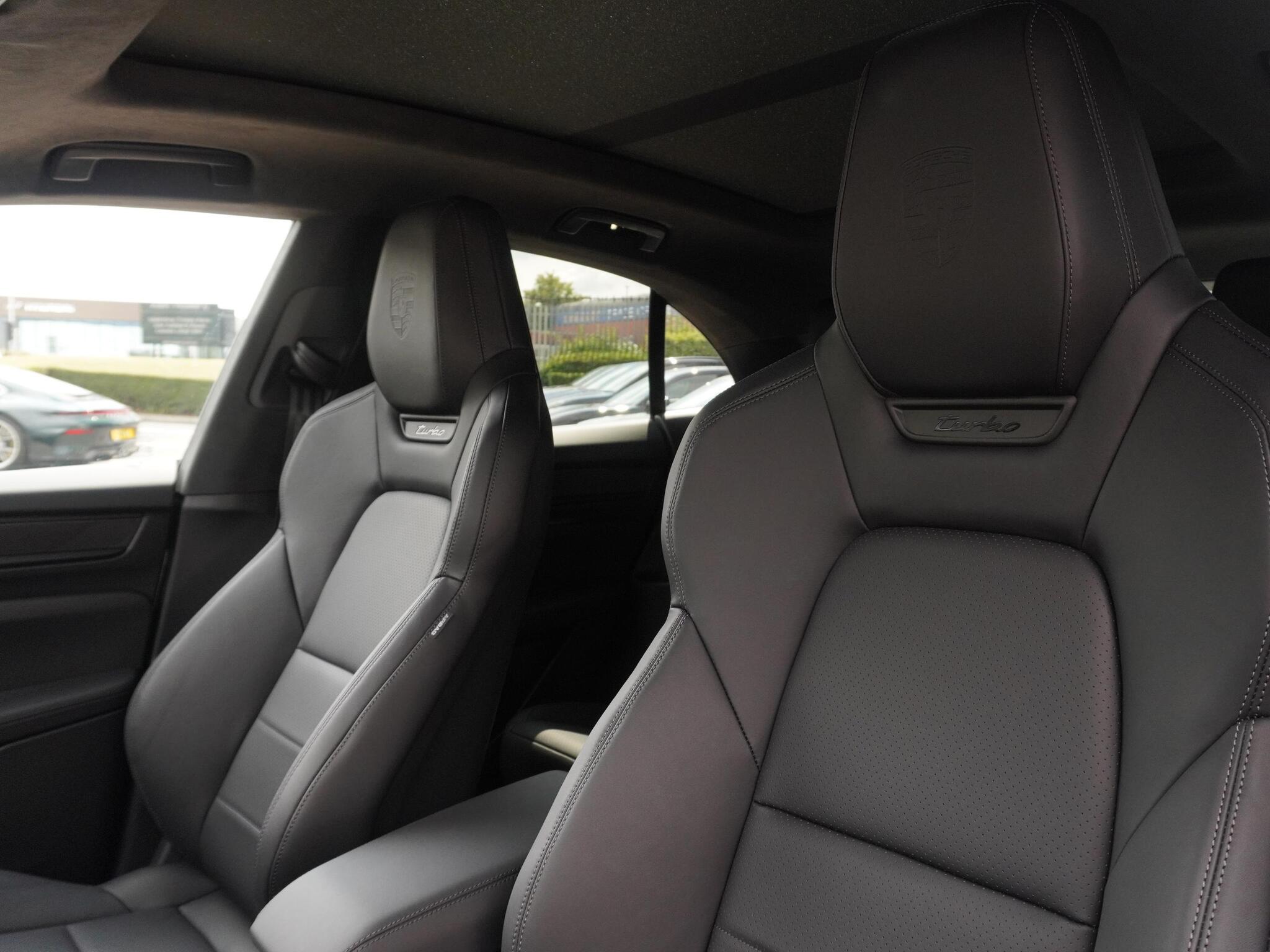 Porsche Macan view 12
