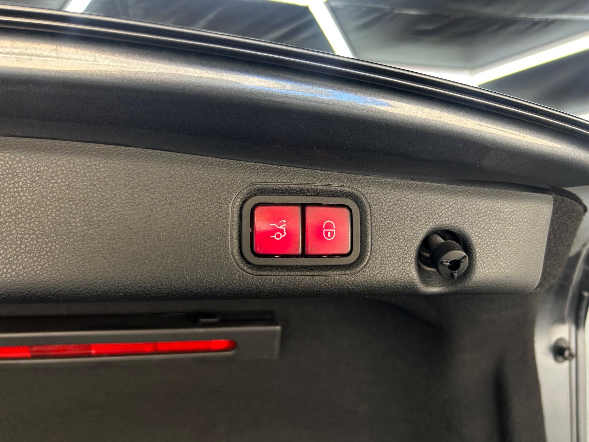 Mercedes-Benz E Class view 25