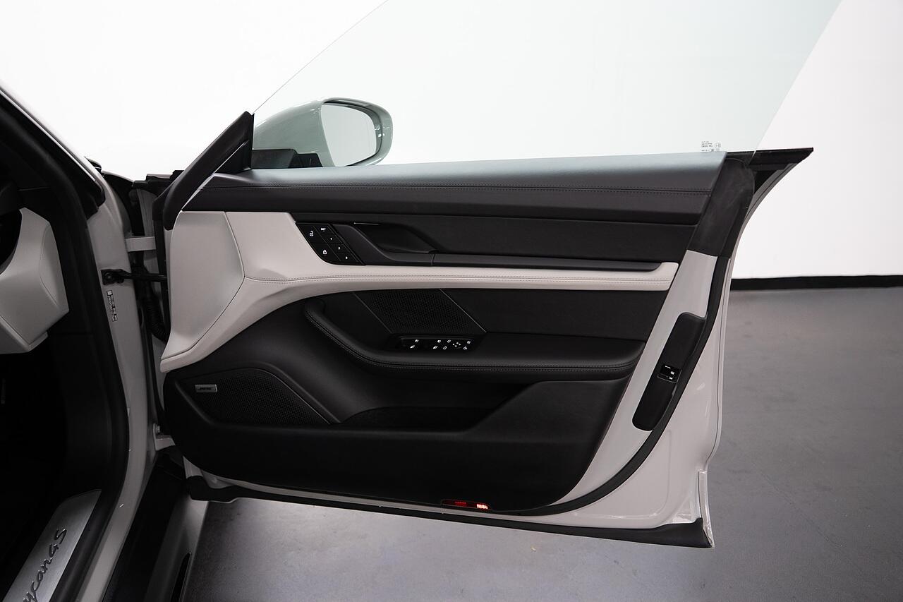 Porsche Taycan view 26
