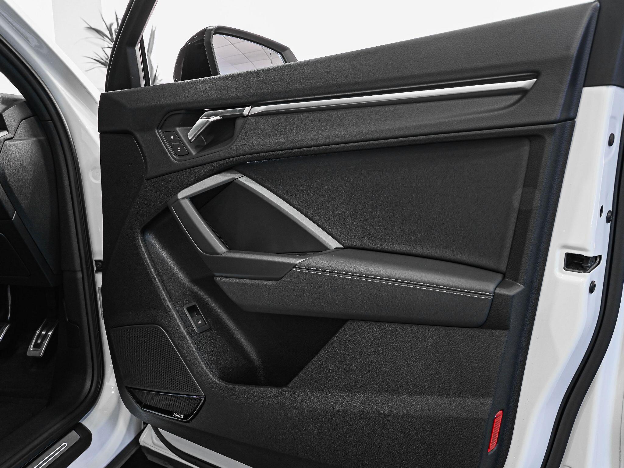 Audi Q3 view 30